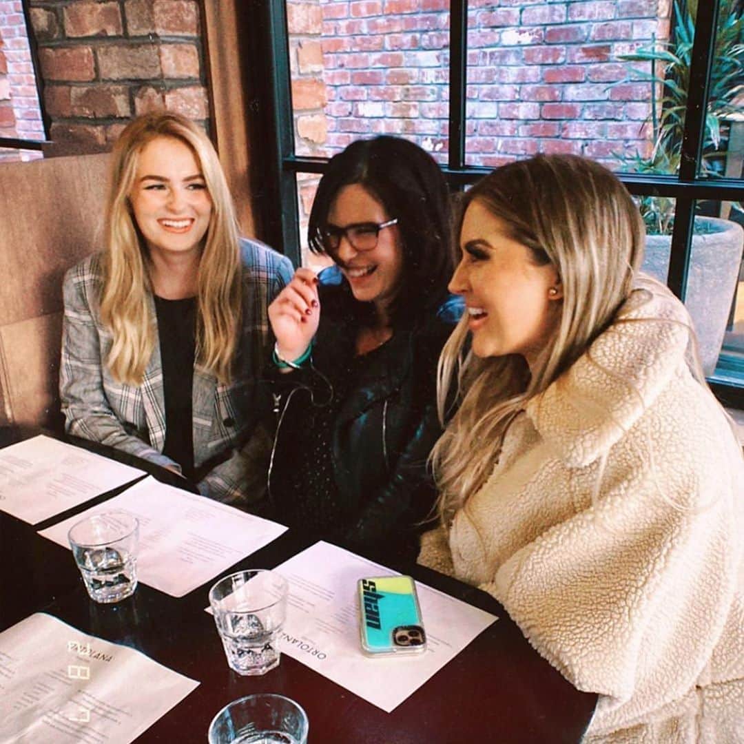 のインスタグラム：「Stealing @_sallyjo_’s content lol but I love this picture, a real candid of me and two of my best friends in the world 🥺💓 how did I get so lucky. These are our literal faces all day every day when we hang out 💜 can’t wait for New Years parties and wedding celebrations!! What do you think my bridesmaids have planned for my hens?? I’m in the dark lol 😅」
