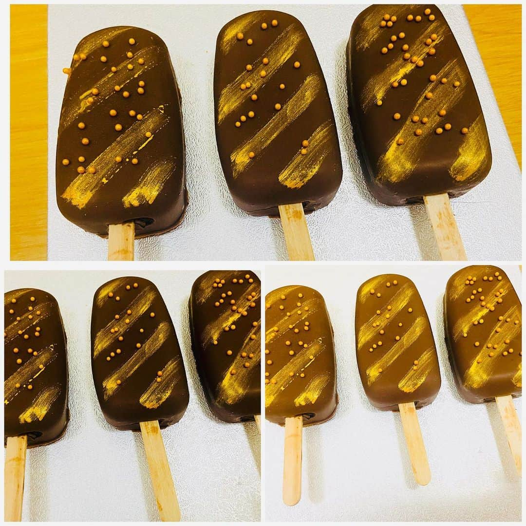 SUPER CAKESのインスタグラム：「Chocolate cakesicles 🍫🍭 Chocolate cake cakesicles dipped in Belgium milk chocolate brushed with edible gold luster dust 🤎  #cakesiclesofinstagram #belgiumchocolate #sprinkles  #chocolatecake #goldlustre #ganachefilling #cakesicles #homemade #homebaker #qatarbaker #supercakes」