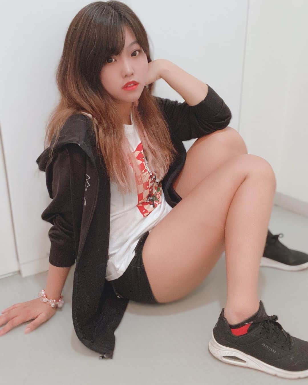 SIRIUSさんのインスタグラム写真 - (SIRIUSInstagram)「有一種妹 叫台妹 複製我高中時常穿的穿搭 那時很懶所以基本淡妝，超熱褲是基本，手上必綁髮圈備用，短襪運動鞋，當時我的標配是板鞋w 台湾ギャルw . . #ootd #style #taiwanesegirl #summer #fashion #cute #kawaii #legs #legday #smile #beauty #outfit #blogger #instadaily #instagood #instamood #dailylook  #ギャル #台湾 #スタイル #ファッション #今日のコーデ #美脚 #美脚モデル #モデル」8月6日 11時28分 - sirius_4102