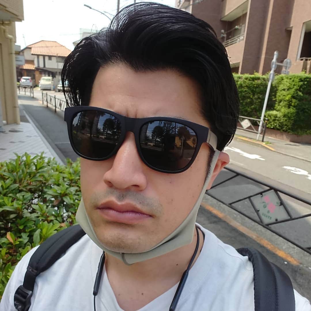 すずけんのインスタグラム：「暑い(｀ロ´;)  日傘忘れた(´-ω-`)  #肌弱い系男子」