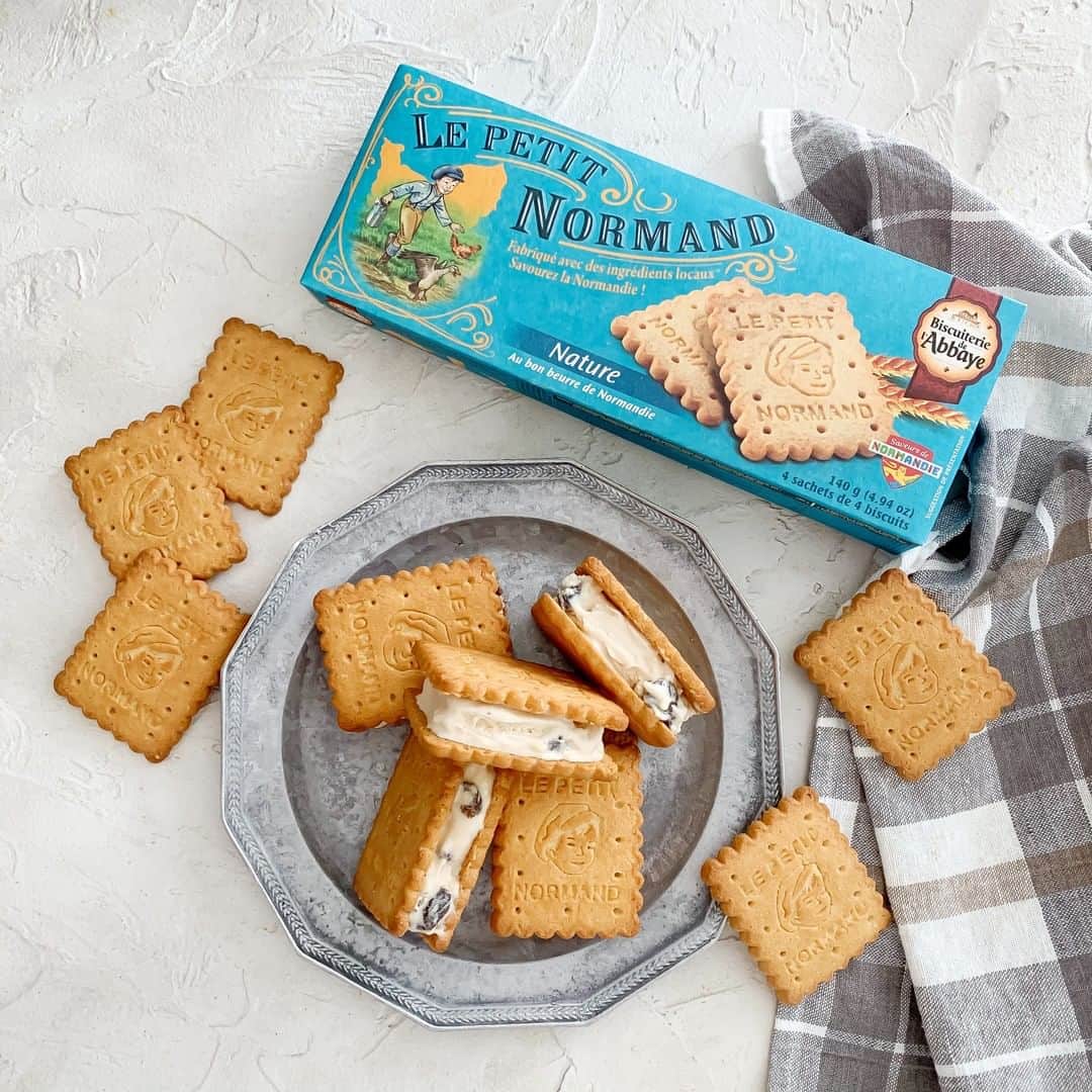 キタノ商事株式会社さんのインスタグラム写真 - (キタノ商事株式会社Instagram)「🇫🇷アベイ[ノルマンディ バタークッキー][ノルマンディ チョコチップクッキー]夏休みのおやつに、手作りアイスサンドはいかがですか。 乳製品の生産が盛んな酪農地帯の🇫🇷フランス・ノルマンディでとれたバターやミルクなどで作られたサブレにぴったりなラムレーズンのアイスサンドで、おうちの中でも楽しい夏休みを。 レシピは明日・金曜日の投稿で。 ・ ブランドの詳しい情報はハイライトの「ブランドについて」のリンクから。 こちらのアカウントでご紹介しています。@kitano_pr ・ #アベイ #ノルマンディバタークッキー #ノルマンディチョコチップクッキー #キタノ商事 #世界のおいしさをキタノから  ・ #Abbaye #LEPETITNORMAND #クッキー #レーズンサンド #ラムレーズン #レーズンバターサンド #レーズンバター #ラムレーズンアイス #アイスサンド #クッキーサンド #手作りお菓子 #手作りスイーツ #お菓子作り #手作りおやつ #スイーツグラム #インスタ映えスイーツ #おうちスイーツ #おやつタイム #おやつの時間 #今日のおやつ #お菓子作り好きな人と繋がりたい #パケ買い #手土産スイーツ #丁寧な暮らし #暮らしを楽しむ」8月6日 11時30分 - kitano_kk