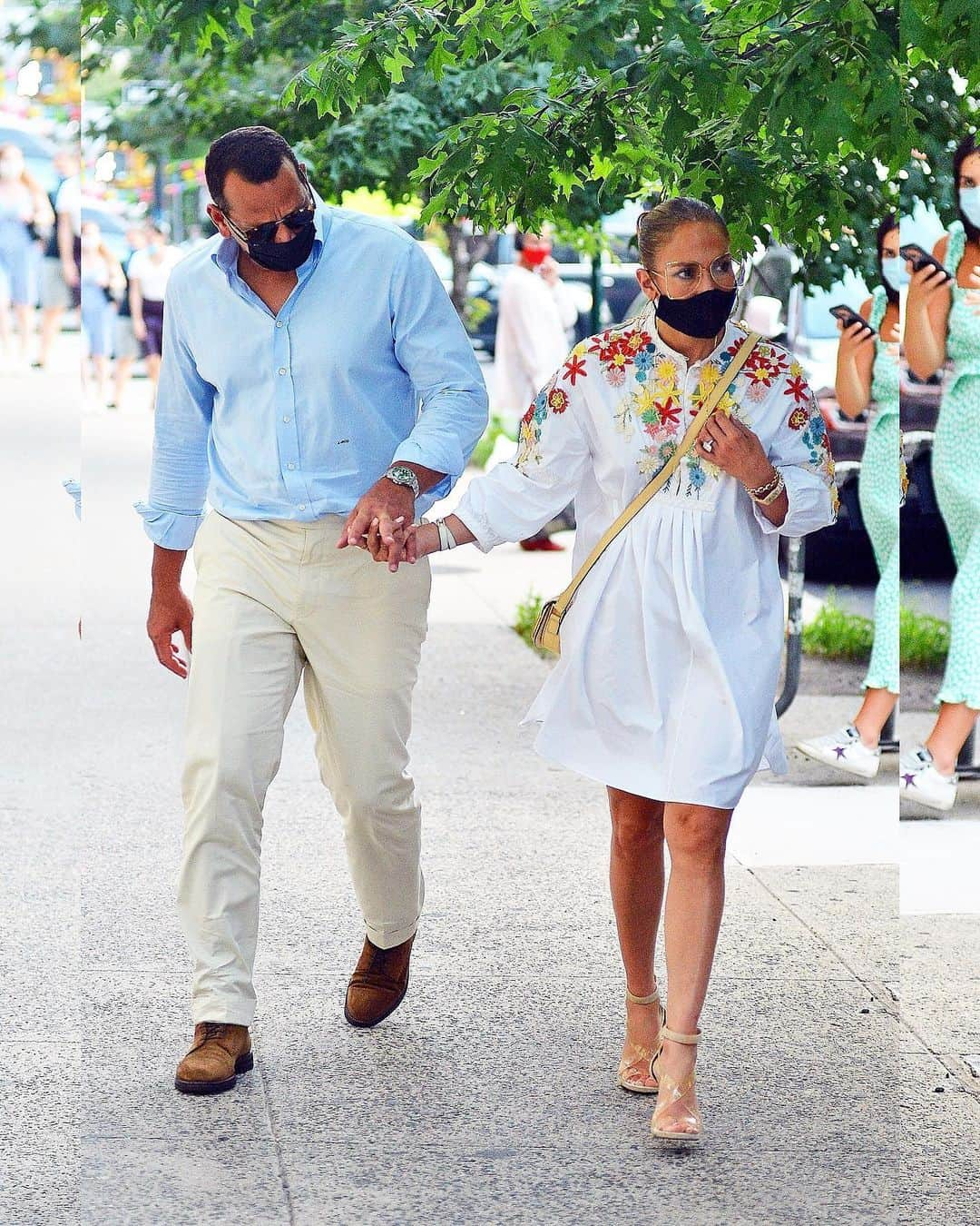 Just Jaredさんのインスタグラム写真 - (Just JaredInstagram)「Jennifer Lopez holds hands with Alex Rodriguez while heading out to dinner together with their family in New York City #jenniferlopez  #alexrodriguez  #jlo #arod  Photos: Backgrid」8月6日 11時30分 - justjared