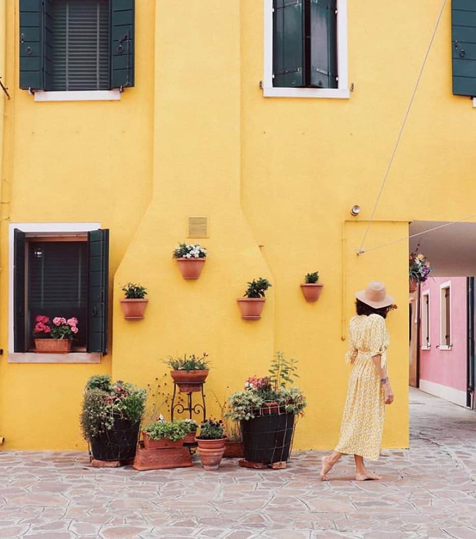 FRENCH GIRLさんのインスタグラム写真 - (FRENCH GIRLInstagram)「On this #WanderlustWednesday, we’re dreaming of the delicious food, rich history, and gorgeous land, sea, and city-scapes of Italy ✨  To cope with our increasing wanderlust (due to a bit of quarantine-induced cabin fever), we’ve declared August our #StaycationMonth. Each week, we’ll be sharing ways to satisfy your travel bug from home — and have some fun doing it! 💛  AND, stay tuned for our #StaycationMonth series of giveaways, where we’ll be gifting experiential sets to get you in the staycation state-of-mind (no luggage necessary!)🌞  Photo by @colourspeak_kerry_ 🌼」8月6日 11時31分 - frenchgirlorganics