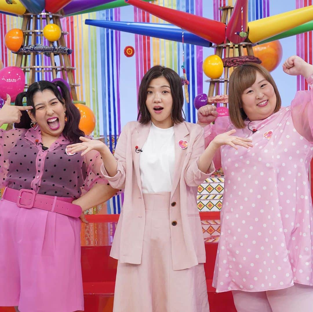 のインスタグラム：「#3時のヒロイン スタジオ衣装🎀🎀🎀  ‪福田さんが新しい衣装はジャケット着てても、脱いでもかわいいと言ってたので、ジャケット着てるバージョンと着てないバージョンどっちも載せておきます！‬ ‪みなさんはどちらが好みですか？🤔💗‬」