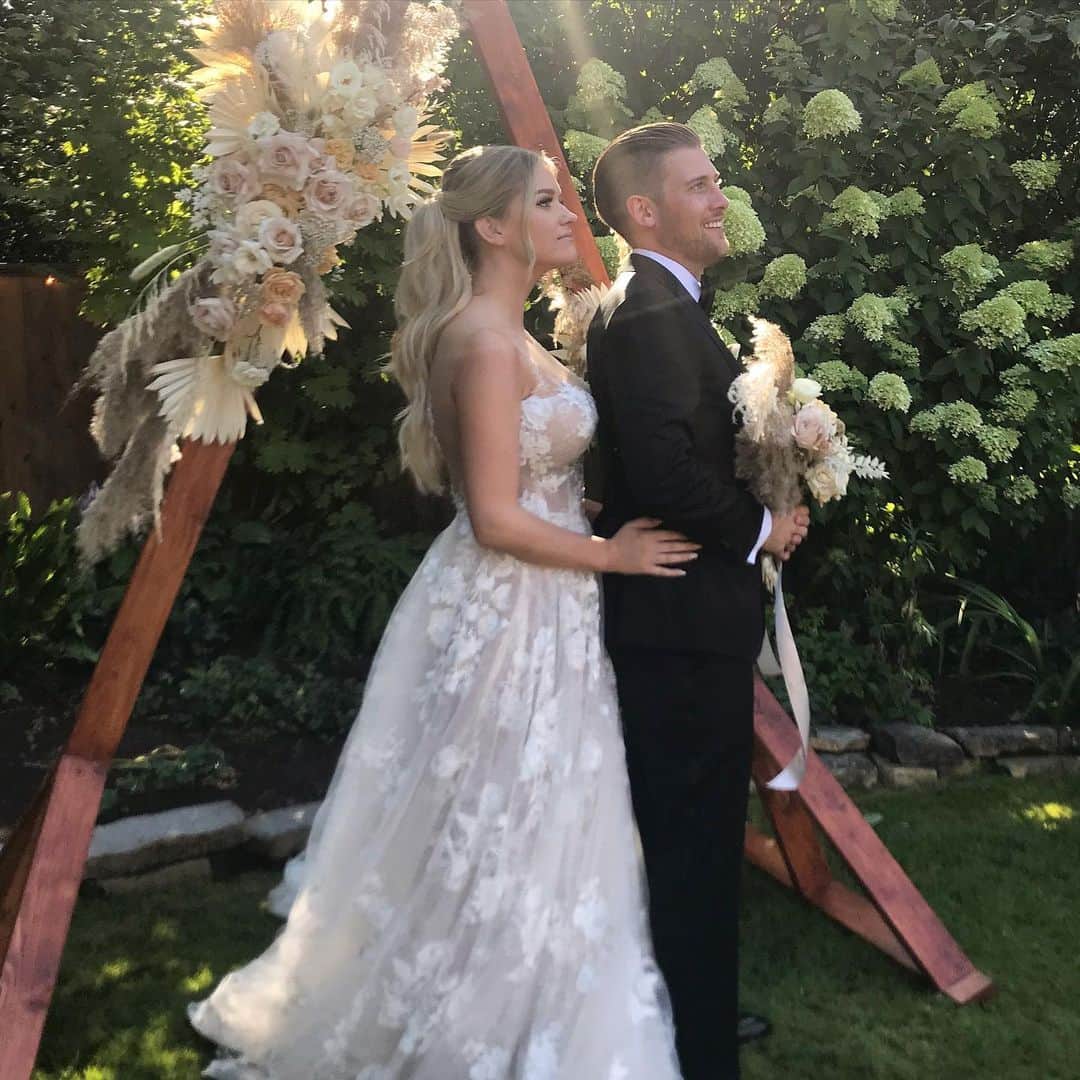 Samantha Ravndahlのインスタグラム：「1x year of marriage」