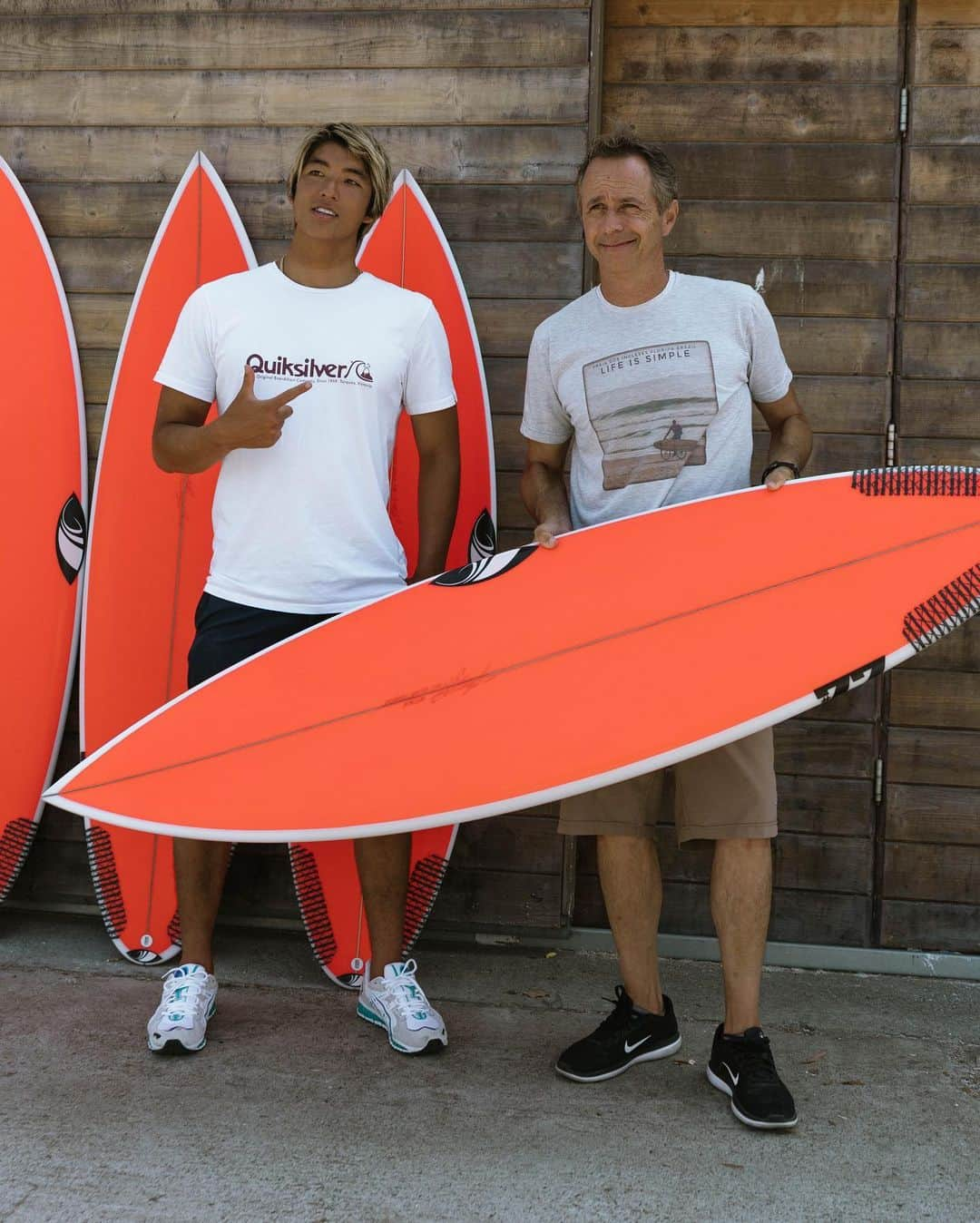 五十嵐カノアさんのインスタグラム写真 - (五十嵐カノアInstagram)「Went to visit @sharpeyesurfboards yesterday to talk about new designs and picked up some new boards. 🙃 @tannercarney」8月6日 6時30分 - kanoaigarashi