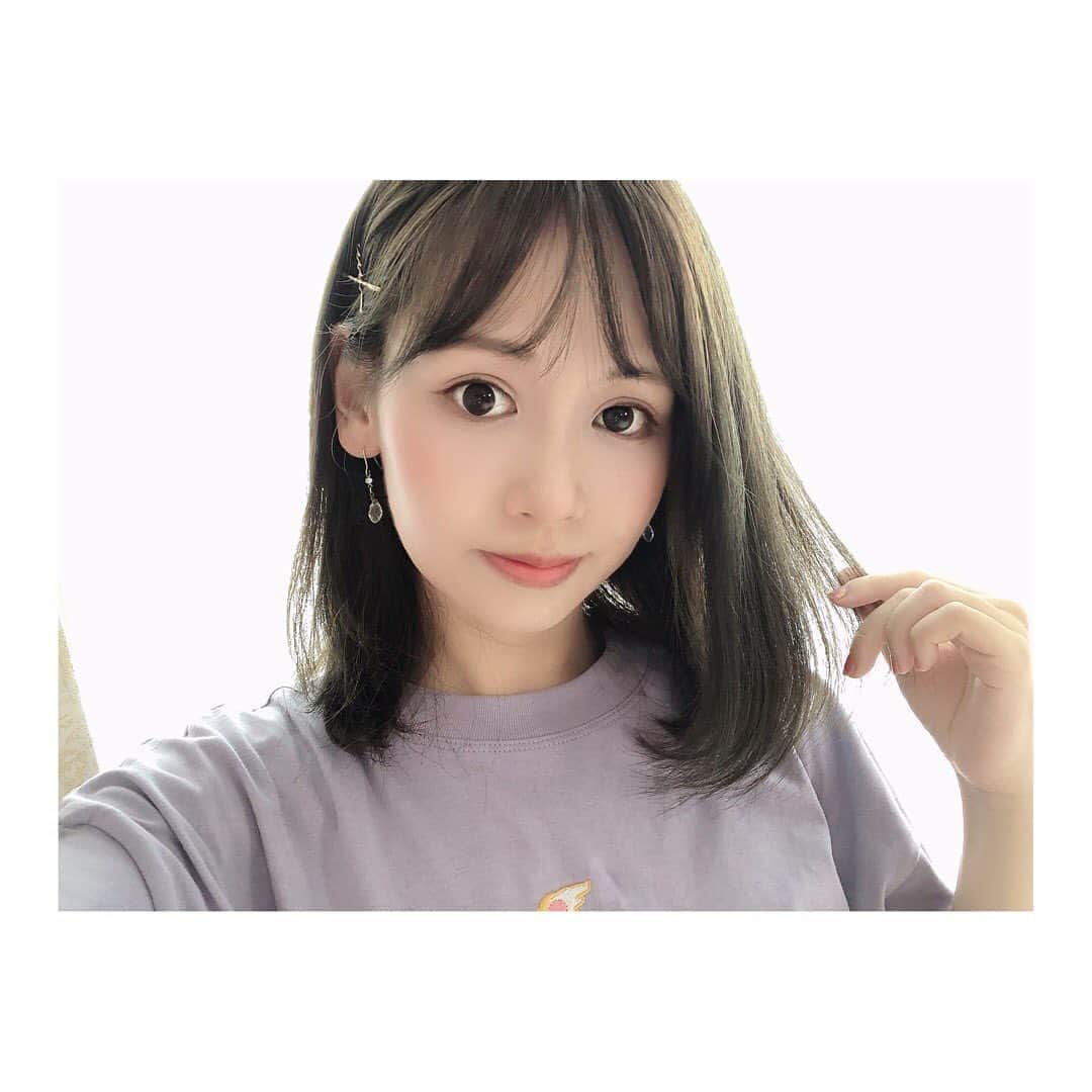 小河結香のインスタグラム：「髪切りました✂️🎀✨ 梅雨明けたら毎日暑過ぎるね☀️💦 気付いたら8月だったし✋ 今年の夏は特に何もないわ💧 #断髪 #髪切りました #ヘアカット #ヘアカラー #ヘアサロン #セミロング」