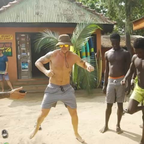 メジャー・レーザーのインスタグラム：「Throwback dance battle...who do you got? @diplo or @walshyfire?」