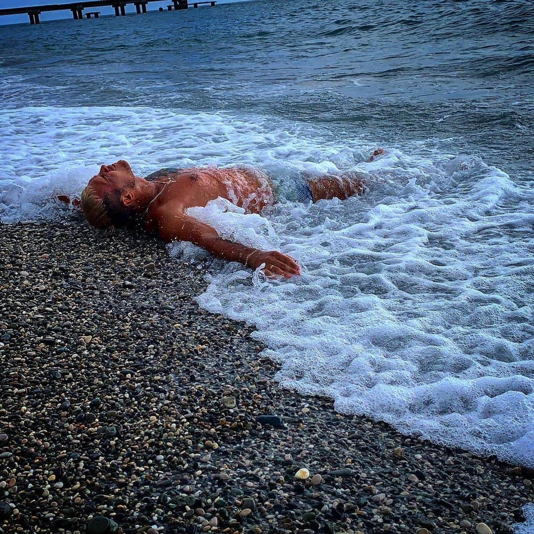 エゴール・ザクロエフのインスタグラム：「🌊🌊🌊 #абхазия」