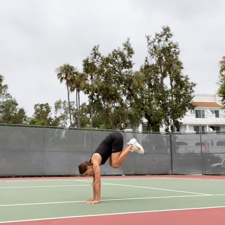 のインスタグラム：「Fast fire 🔥 5 exercises, 45 seconds work/15 seconds rest.  1. Side climber plank tuck burpee 2. 3 pulse plyo lunge 3. Crab walk to bear crawl 4. Typewriter burpee 5. Lateral shuffle drop downs Rest 1 minute, repeat x2. Get outside, get moving 🥳 @niketraining @pyrogirls #pyrotings」