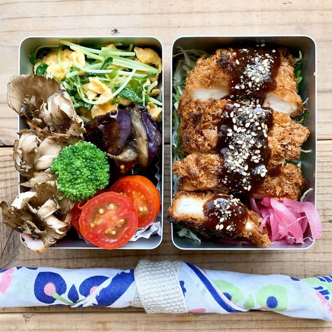 aya*** さんのインスタグラム写真 - (aya*** Instagram)「2020.8.6 Thursday﻿ ﻿ ﻿ おはようございます☀️﻿ ﻿ #今日のお弁当 ﻿ ○チキンカツ﻿ ○豆苗の卵炒め﻿ ○プチトマのハニーピクルス﻿ ○ナスの粒マスタード炒め﻿ ○舞茸のベーコン巻き﻿ ○紫玉ねぎの甘酢漬け﻿ ﻿ ﻿ お弁当箱は「THE LUNCHBOX」﻿ 長いこと使ってなかったけど﻿ このこじんまりとしたサイズ感がツボです♡﻿ ﻿ ﻿ ﻿ 頑張れ木曜日ー🙌🏻﻿ ﻿ ﻿ ﻿#楽天roomに載せてます  #フーディーテーブル#おうちごはんlover#マカロニメイト#お弁当 #お弁当記録#お昼ごはん #ランチ#料理#のっけ弁#常備菜#作り置き#おべんとう#弁当#日々#わっぱ#お弁当#暮らし#おうちごはん#アルミ弁当#献立#food#IGersJP#locari#japanesefood#foodpic#aya_ayaOben#bento#lunchbox#lunch﻿ ﻿」8月6日 6時51分 - aya_aya1128