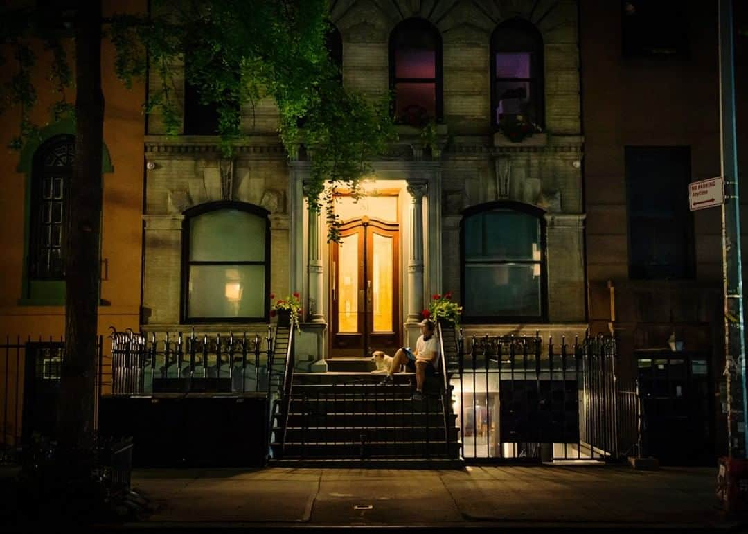 National Geographic Travelさんのインスタグラム写真 - (National Geographic TravelInstagram)「Photo by @dina_litovsky  A quiet summer evening in the East Village, New York City. For more images of NYC at night, follow me @dina_litovsky.」8月6日 7時02分 - natgeotravel