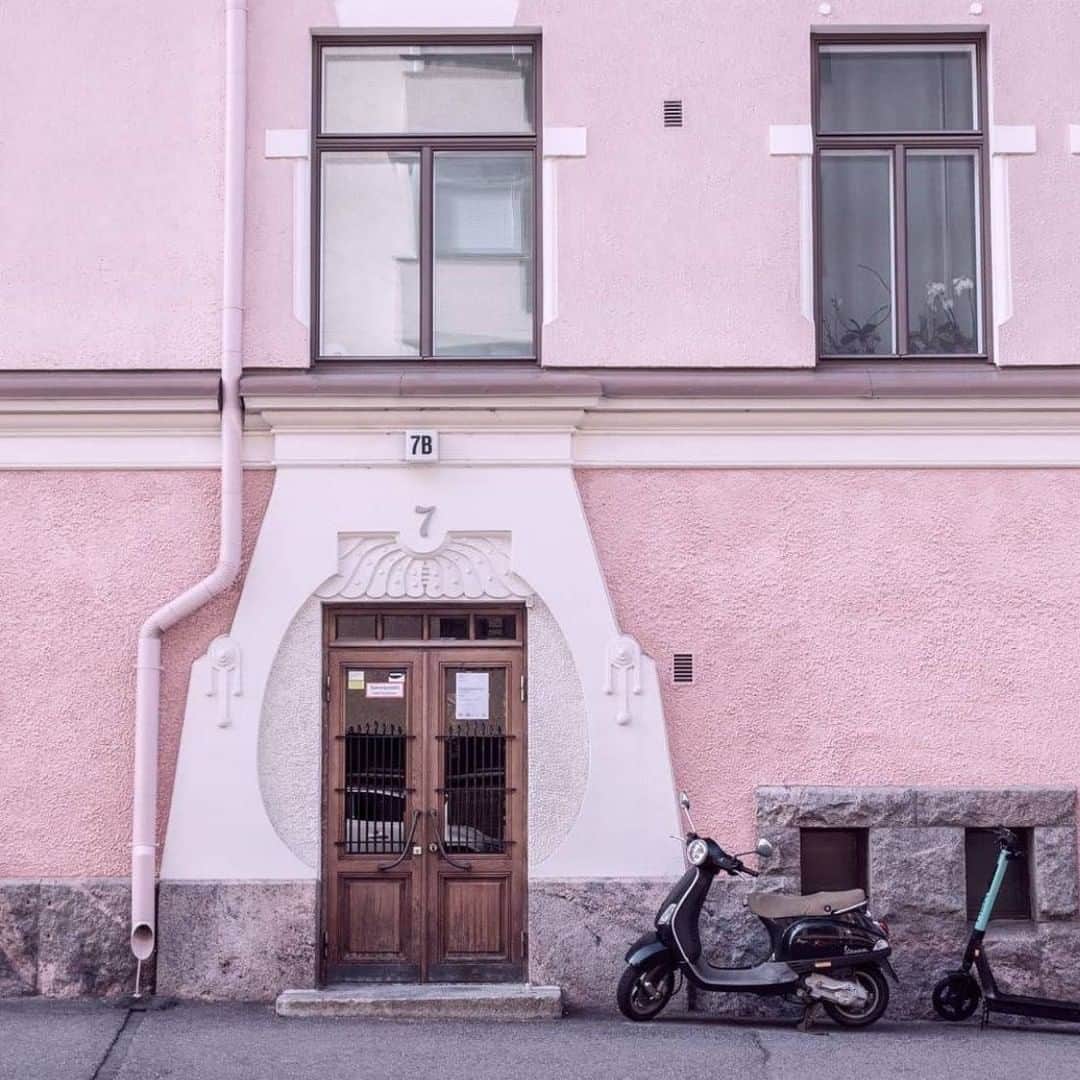 フィンランド政府観光局さんのインスタグラム写真 - (フィンランド政府観光局Instagram)「ヘルシンキのウッランリンナ（Ullalinna）はヘルシンキのもっとも南にある地区で約1万人が住んでいます。ディテールの素晴らしい建物もたくさんあります。 ． @ottoelli さんの写真。Kiitos！ #visitfinland #ourfinland #visitfinlandjp # #finland #北欧旅行 #travelgram #フィンランド #フィンランド政府観光局 #北欧 #travel #instatravel #travel #travelgram #travelling #traveler #おうちで北欧を楽しもう #おうちフィンランド #旅を夢見て #北欧に行きたい気持ちを満たそう #ヘルシンキ #myhelsinki #visithelsinki #建築」8月6日 7時00分 - visitfinlandjapan