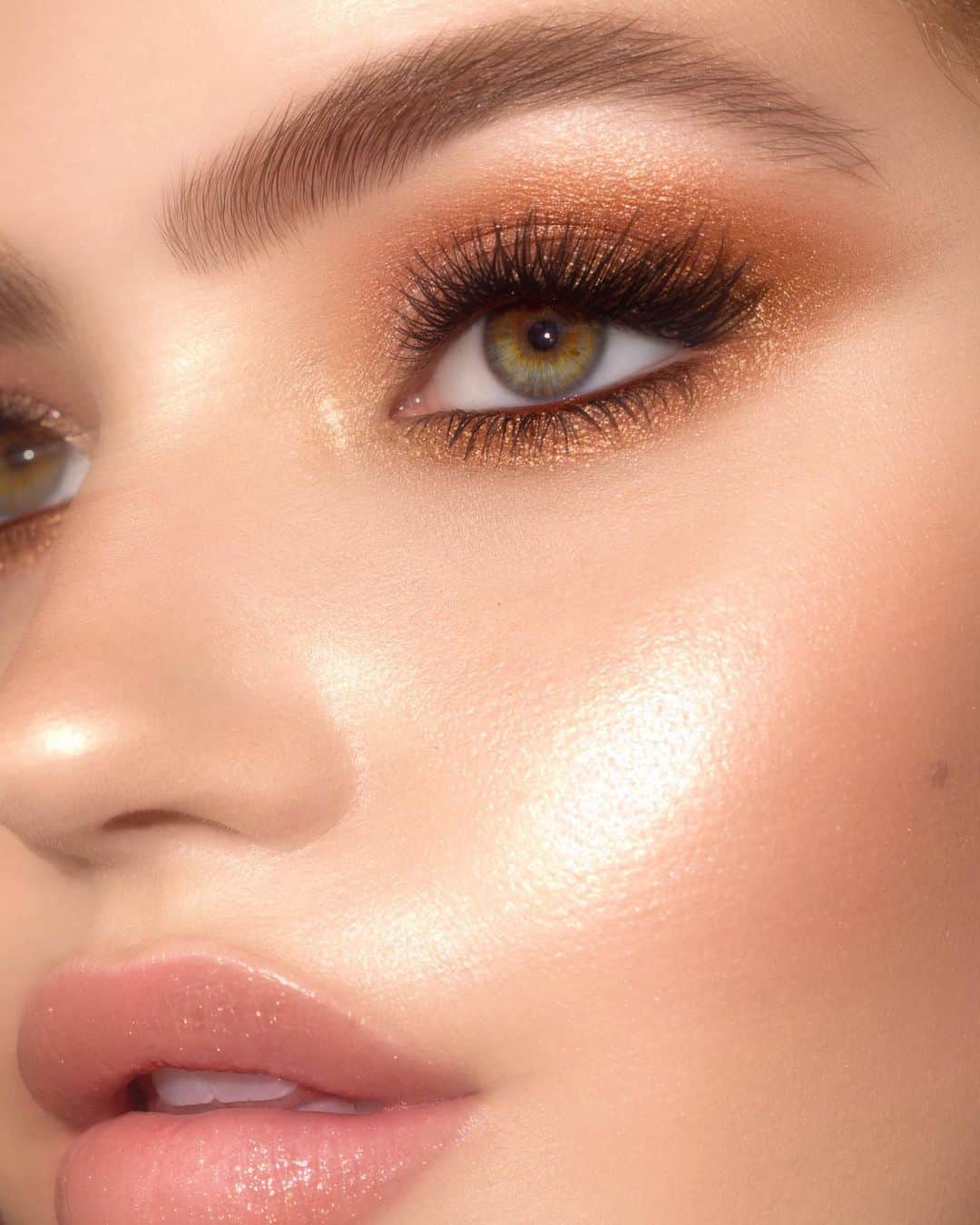 ブリー・キッシュのインスタグラム：「@loraccosmetics 🍯✨」