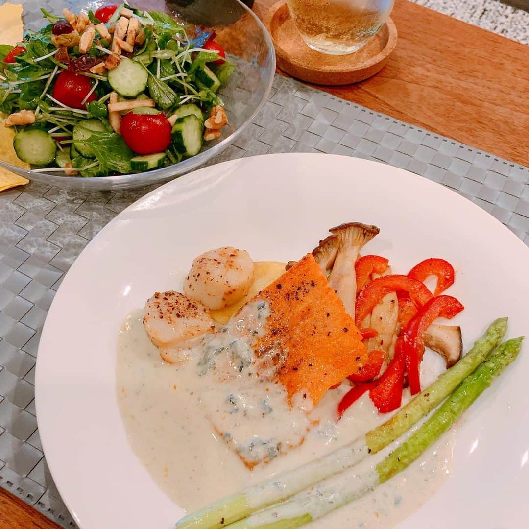 葉月里緒奈さんのインスタグラム写真 - (葉月里緒奈Instagram)「やっとカラフル食卓になった。 #おうちごはん#夕ごはん#サーモンと帆立のバター焼 #付け合わせ野菜はオリーブオイルで#ゴルゴンゾーラソース#ナッツサラダ #白ワインと共に#rionahazuki」8月6日 7時05分 - riona_hazuki