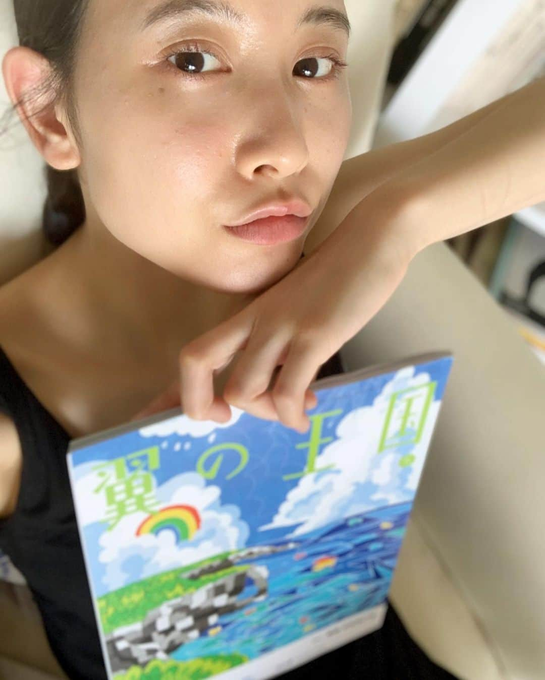 前田エマさんのインスタグラム写真 - (前田エマInstagram)「ANAの機内誌✈️ 「翼の王国」 最初のページでエッセイ書きました。 心の中でずっと、いつか機内誌に書けたらなあ〜と夢見ていたので、マネージャーさんから「エマちゃん！やった！機内誌オファーきたよ」と言われたとき、マネージャーさんも同じことを目標にしていてくれてたことが嬉しかった。以心伝心だ。 旅をすることがなかなか難しい今、そして世界のことを考える今、読んでほしい内容です。 そして今日は広島に原爆が落とされた日です。私は黒い雨のことを書きました。」8月6日 7時19分 - emma_maeda