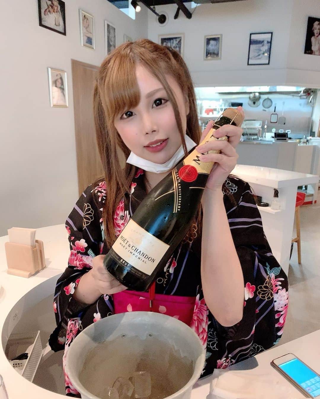 のインスタグラム：「今年は浴衣は👘この前のSyainBar出勤が最後かなぁ！ なーんも着る予定ない😂 . . . . #浴衣　#👘　#浴衣Day #syainbar #sod #softondemand #モエ白　#モエシャン　#moetchandon #シャンパン」