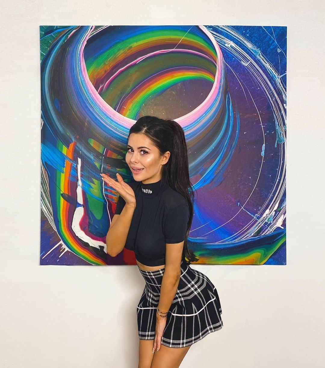 Azzyのインスタグラム：「A few months back I got inspired by @callenschaub to try my hand in fluid art...needless to say it did not go the way I expected. Callen saw my video and was kind enough to gift me with one of his original paintings. Thank you so much I absolutely love it 🥰」