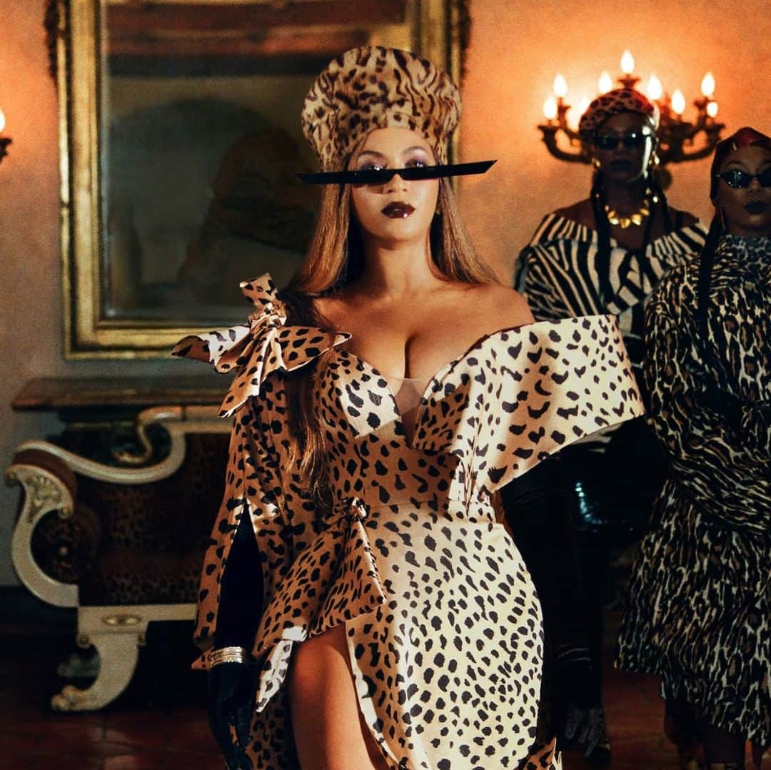 ハリウッド・リポーターさんのインスタグラム写真 - (ハリウッド・リポーターInstagram)「It's all about the details. #Beyonce's 'Black Is King' costume designer unpacks cultural references, favorite style moments, and more —  at the link in bio.」8月6日 7時39分 - hollywoodreporter