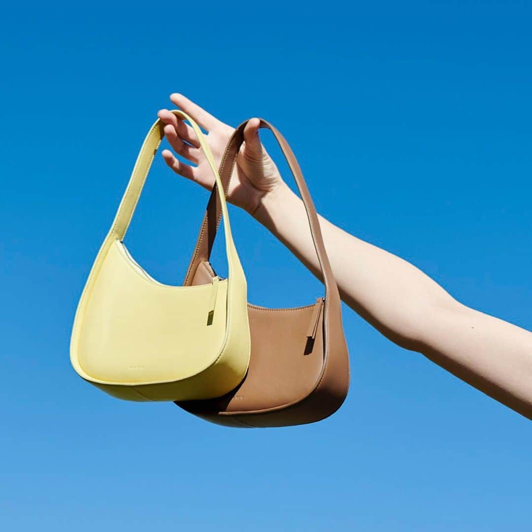 Saks Fifth Avenueのインスタグラム：「Be it in statement-making shades or in essential neutrals, @therow's Half Moon bag is our midweek go-to.」
