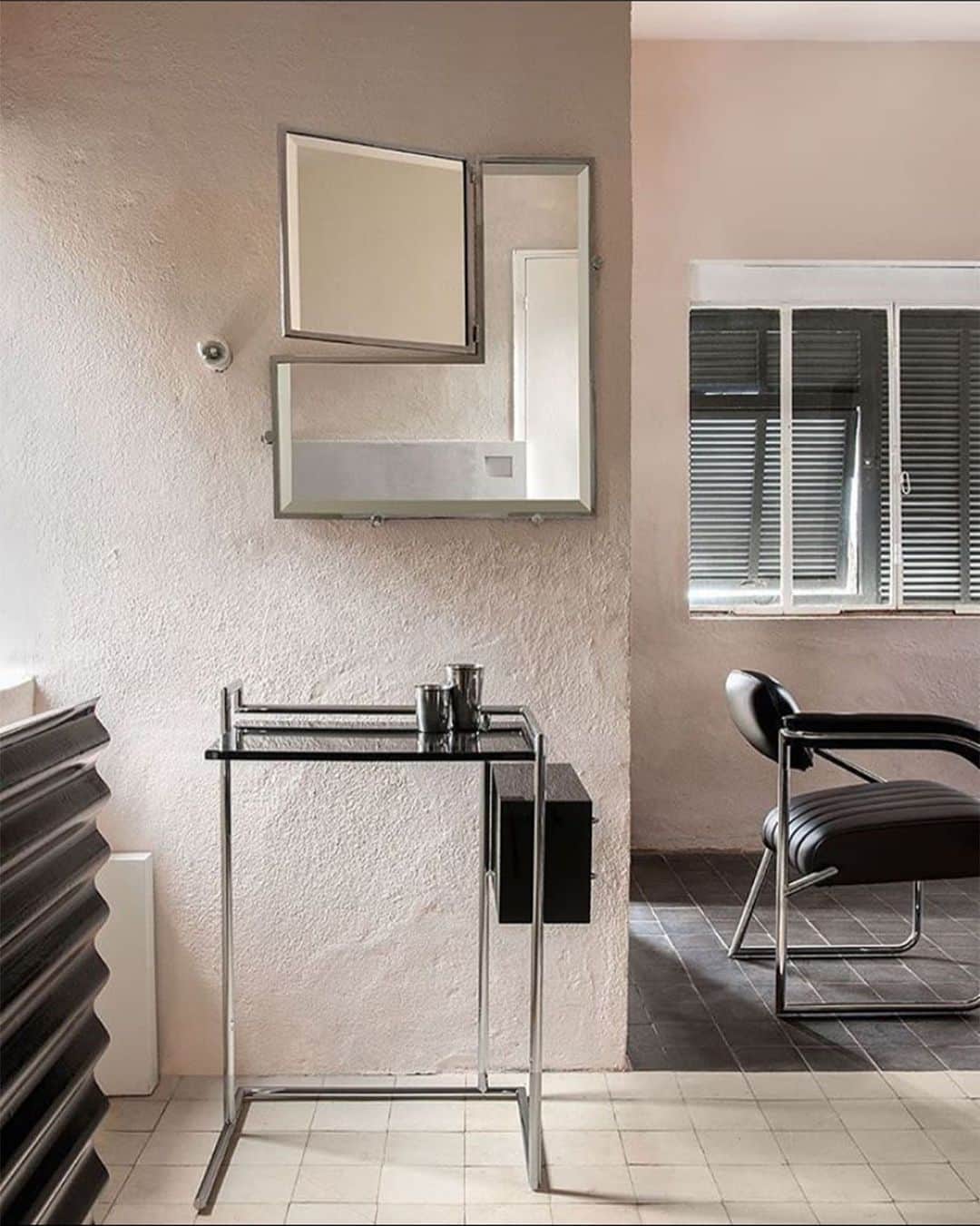 レベッカテイラーのインスタグラム：「Clean lines by Eileen Gray, via @mrtmlv」