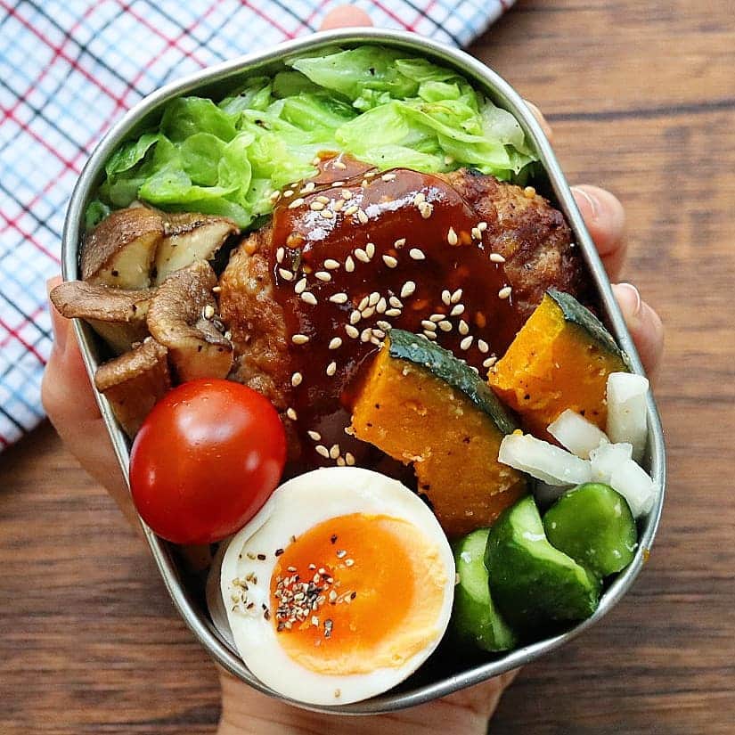 yukirichi119のインスタグラム：「2020/08/06(木) #2020ゆきりち弁当 ＊ おはようございます🌞😊🌞 日中は暑くてもうムリだから 今月から夜ウォーキングにしたんだけど、 夜歩いてる人いっぱいいるねー。 みんな頑張ってる🙄 健康のため、ダイエットのため、 素晴らしい👏👏👏 ＊ ゆるっと糖質オフのオット弁当🍱 お弁当箱⇒360㎖ ✼••┈┈┈┈••✼••┈┈┈┈••✼ ●ご飯がわりのキャベツの塩コショウ炒め ●豚ミンチのハンバーグ ●おかか味たま✪ ●かぼちゃとエリンギのチーズ焼き ●きゅうりと大根のサゴハチ糀漬け ●実家産ミニトマト ✪→1冊目著書にレシピあり〼 ✼••┈┈┈┈••✼••┈┈┈┈••✼ ＊ 😀ゆきりち。著書📕 1冊目、お弁当ダイエットのレシピ本 2冊目、サラダとお肉のレシピ本(共にKADOKAWA) どちらもプロフ( @yukirichi119 )のリンクから Amazonに飛べます📖 --------------------------------------------------- #野菜たっぷり #新鮮野菜 #ゆる糖質制限 #作り置き#常備菜 #ゆきりち #工房アイザワ #昼食 #diet #お弁当 #弁当 #健康 #食べて痩せる #bento #旦那弁当 #lunchbox #昼ごはん #Japanesefood #ハンバーグ #ハンバーグ弁当 # #手抜き弁当 #痩せる #ダイエット #糀 #夫弁当 #発酵食品 #炭水化物抜き #麹 #ゆる糖質オフ」
