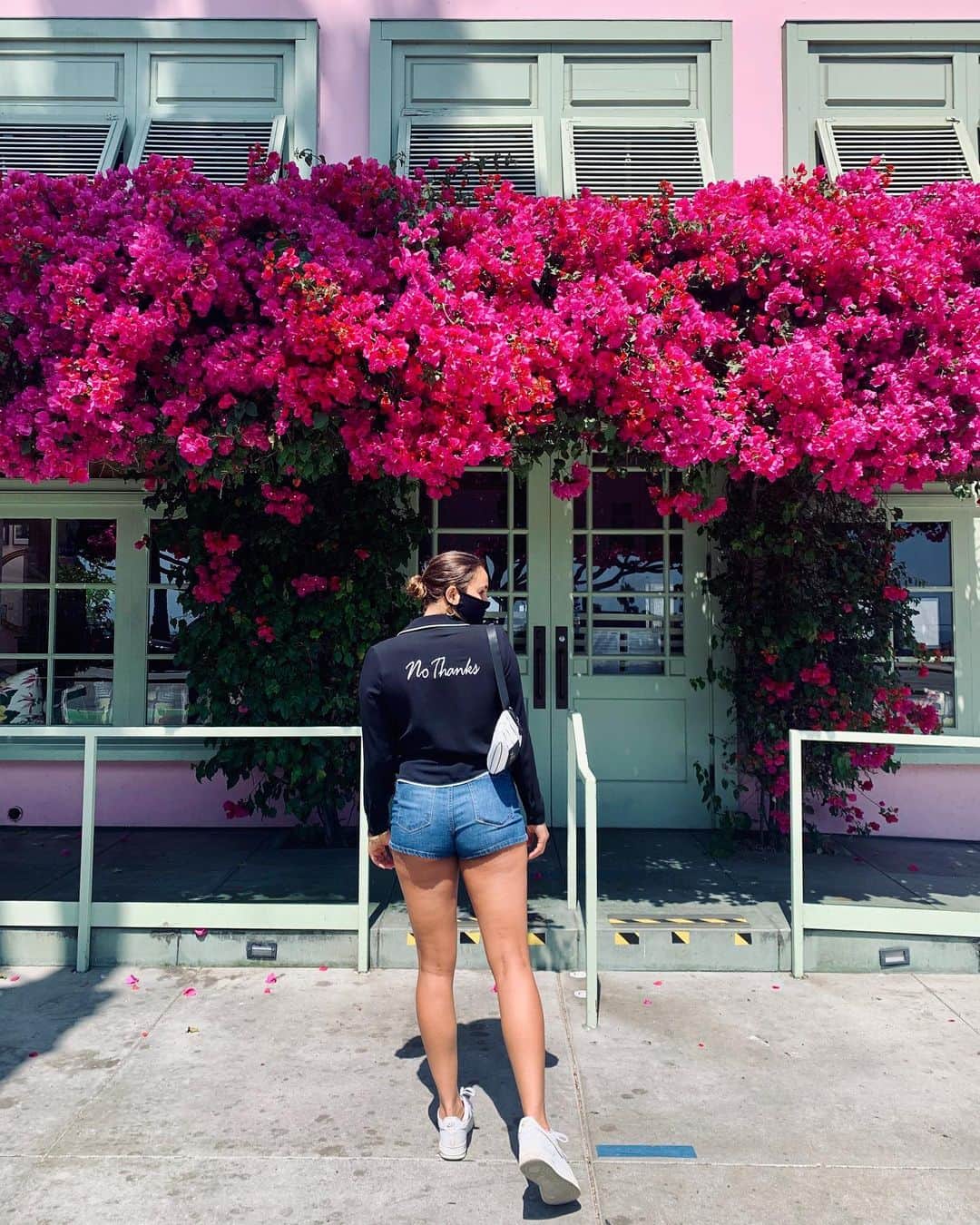 カリッサ・ムーアのインスタグラム：「#nothanks 😌 @caylakmoore 💕」