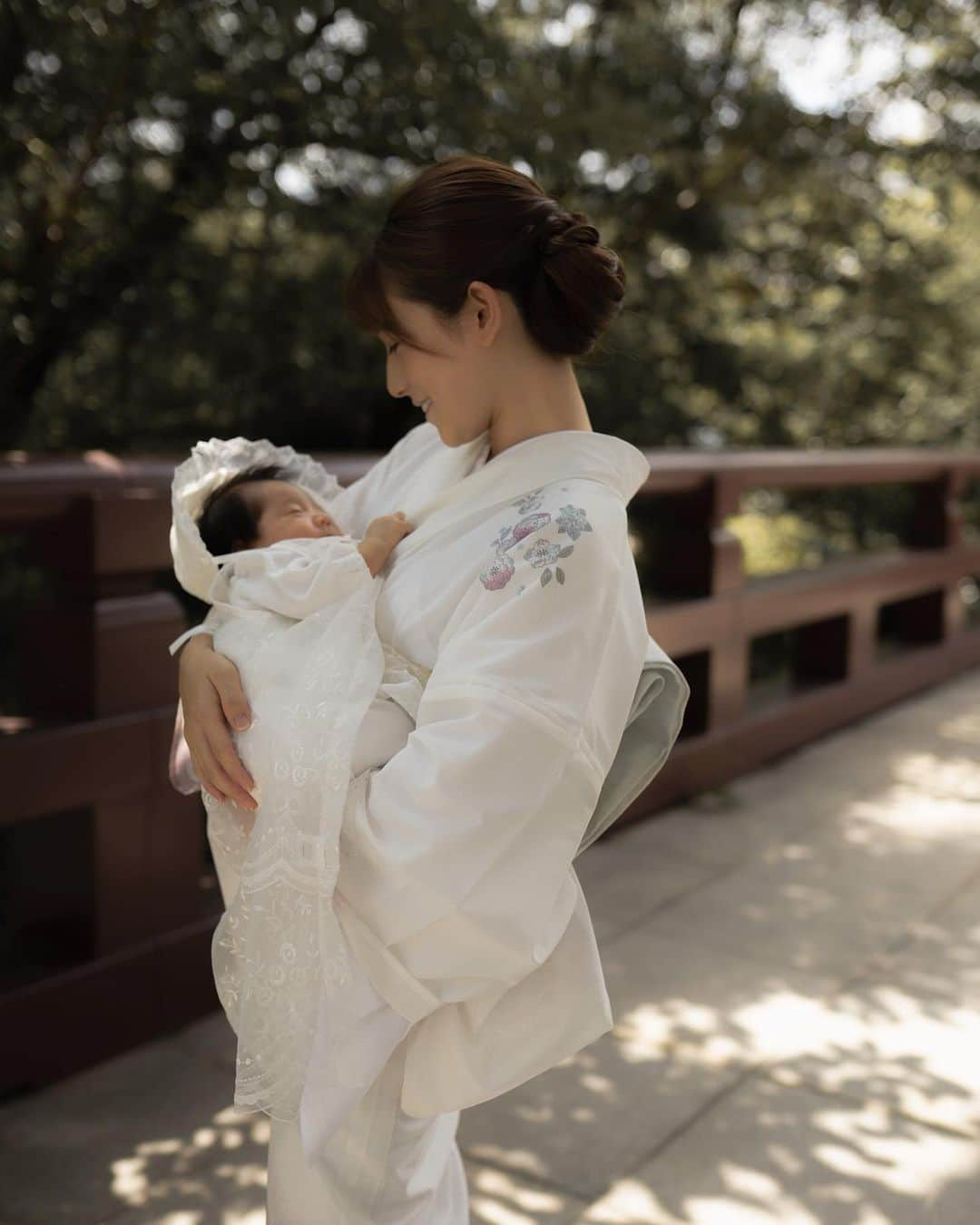 島野ミキさんのインスタグラム写真 - (島野ミキInstagram)「・ ・ @chiicamera family #お宮参り 撮影させて頂きました。 ニナちゃんの1歳記念日撮影もさせてもらったんだけど、 こーやって成長や記念日を写真に残すって やっぱいいなと思いました。 私もイブの時撮影やれば良かったなーって🥺 私はただ記念撮影みたいなのしかやらなかったからww 過去には戻れないので、 今からの方とかは絶対撮っておく事をおすすめします！ またこれからやる結婚式も撮らせて頂くので 今から楽しみです✨☺️💓 ・ 結婚式、前撮り、七五三、お宮参り、1歳バースデーなどの 撮影も承っておりますので興味ある方はdmください☺️ 今は結婚式2件、前撮り1件の撮影も控えてるので めちゃくちゃ楽しみ❤︎ ・ ・ #お参り#赤ちゃん#赤ちゃんのいる生活 #赤ちゃんのいる暮らし #shooting#撮影#カメラマン#photographer#ファインダー越しの世界 #ファインダー越しの私の世界 #SONY#sonya7ii #家族#家族写真#family#Photo#写真好きな人と繋がりたい#写真撮ってる人と繋がりたい#大本山#Tokyo」8月6日 7時58分 - miki_shimano