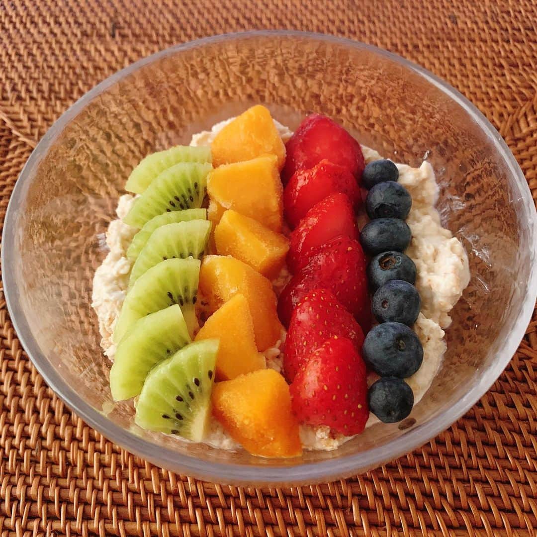 jun fitnessさんのインスタグラム写真 - (jun fitnessInstagram)「・ 【breakfast】 最近マイブームの #オーバーナイトオーツ 🥣 今日はフルーツ盛り盛り 🥣🍑🍓🥝🍍🍒🥣  ・ あんまりどこも行けないなら、 自分の食事でテンション上げよう❣️ 色んなフルーツふんだんに使えば見た目も華やかで、 朝から元気が出る☺️ ・ ・ #3D糖質オフ ダイエットと組み合わせるなら、 ご飯OKの日に、ご飯の代わりとして食べてくださいね🙇‍♀️ ・ ・ #diet#fitness#healthy#breakfast#oatmeal#overnightoats  #ダイエット#糖質オフ#出版#書籍#ダイエット本#Amazon1位#レシピ本#オートミール#ヨーグルト#フルーツ#朝ごはん#ヘルシー#インスタ映え#3日間糖質リセットレシピ」8月6日 8時05分 - jjfitness44