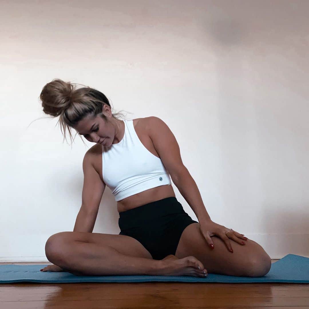 シャルロッテ・キャスリックのインスタグラム：「I’ve been working really hard on my flexibility lately.. I always found stretching really boring so I’ve started going to yoga at least once or twice a week and I’m loving it 🥰🧘‍♀️」