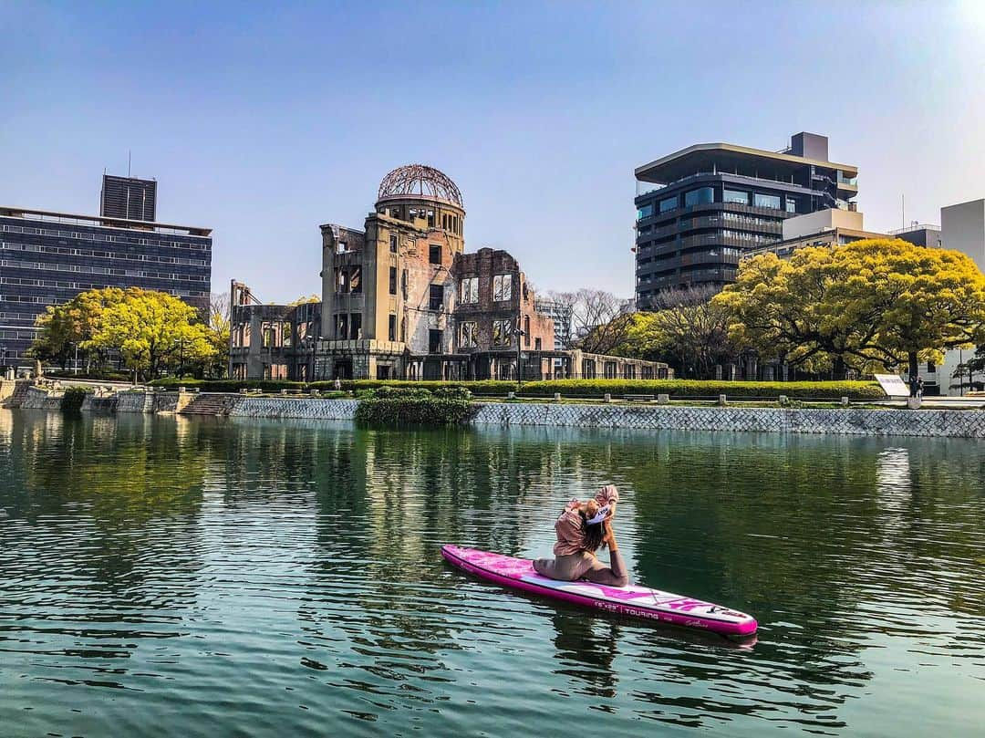 大下瞳美さんのインスタグラム写真 - (大下瞳美Instagram)「1945年8月6日午前8時15分、米国のB-29爆撃機が1機、広島市上空に現れ、小さいパラシュートを投下しました。これには原子爆弾が取り付けられていて、140,000人を超える市民の命が奪われました。爆発により、市の90%以上が損害を受けました。爆心地では、ほぼ全員が即死し、大部分の建物が跡形もなく破壊され 今後75年は草木も生えないといわれていた広島は今年で被爆75年となりました。  原爆投下直後、8日の午後には広島-西条駅間で鉄道が再開、9日には市内路面電車が運転開始。8日には日銀広島支店が業務を再開、焼け残った日銀の建物で地方銀行12行も営業を再開します。復興のスピードは意外なほど早かったといわれています。  中でも市内電車を走らせたのは16歳の女学生  爆心地から２．１キロにあった学校の寮（りょう）で被爆し、ひどい下痢（げり）に苦しみながらも、原爆投下の３日後に「一番電車」を己斐駅から西天満町まで走らせました。  原爆投下3日後に運転再開してくれた私よりもはるかに若い女性が苦しみながら人々の足となってくれた路面電車の女性のおかげで現在広島は「路面電車の街」といわれそのままの形をのこしています。  被曝75年の今日草木も生えないといわれていた広島は先人達のおかげで、大きな経済都市へと発展し、草木は生い茂り、平和な都市へと発展しています。  何もかもある世の中になった一方で自ら命を絶つ人々が多くいる日本。  他者を思いやり行動する心を持つ前に1人1人が自分の事を大切にできるようにすること。 小さなことからはじめていきたいですね。 ヨガ講師としての立場からはそのケアを怠ってはいけないとおもいます。  多くの先人の方々へ黙祷を捧げます。  #被曝75年#原爆投下#原爆ドーム#平和#peace#健康 な#カラダ と #ココロ #ヨガ」8月6日 8時14分 - hitomiooshita