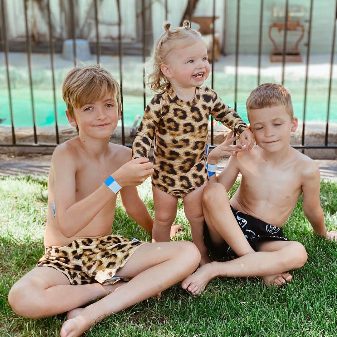 Cara Van Brocklinさんのインスタグラム写真 - (Cara Van BrocklinInstagram)「Life is crazy and nonstop with these three and I wouldn’t change it for anything! Anyone else still loving the never ending Summer 🤚🏻」8月6日 8時17分 - caraloren