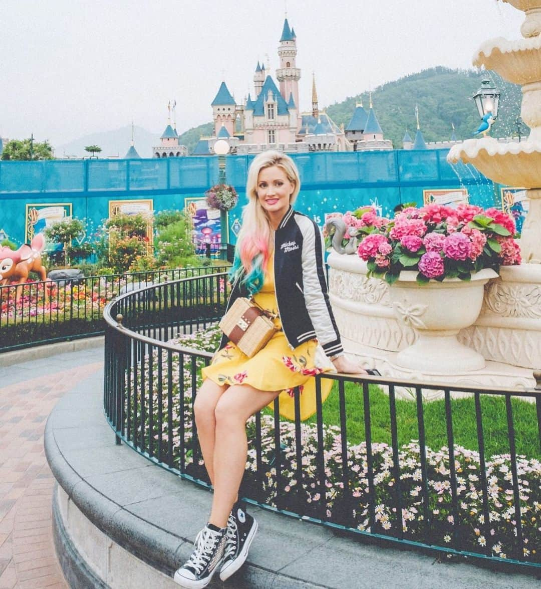 ホリー・マディソンさんのインスタグラム写真 - (ホリー・マディソンInstagram)「Remember travel? Here’s a throwback to my visit to Hong Kong Disneyland right before they started remodelling the castle. I’m going to repost my Stories so you can see their Jungle Cruise since I talked about it in my YouTube video today. 🌴🌿🐊🐅🦛 . . . #Hongkongdisneyland #junglecruise #thebacksideofwater #castlecompletionjacket」8月6日 8時30分 - hollymadison