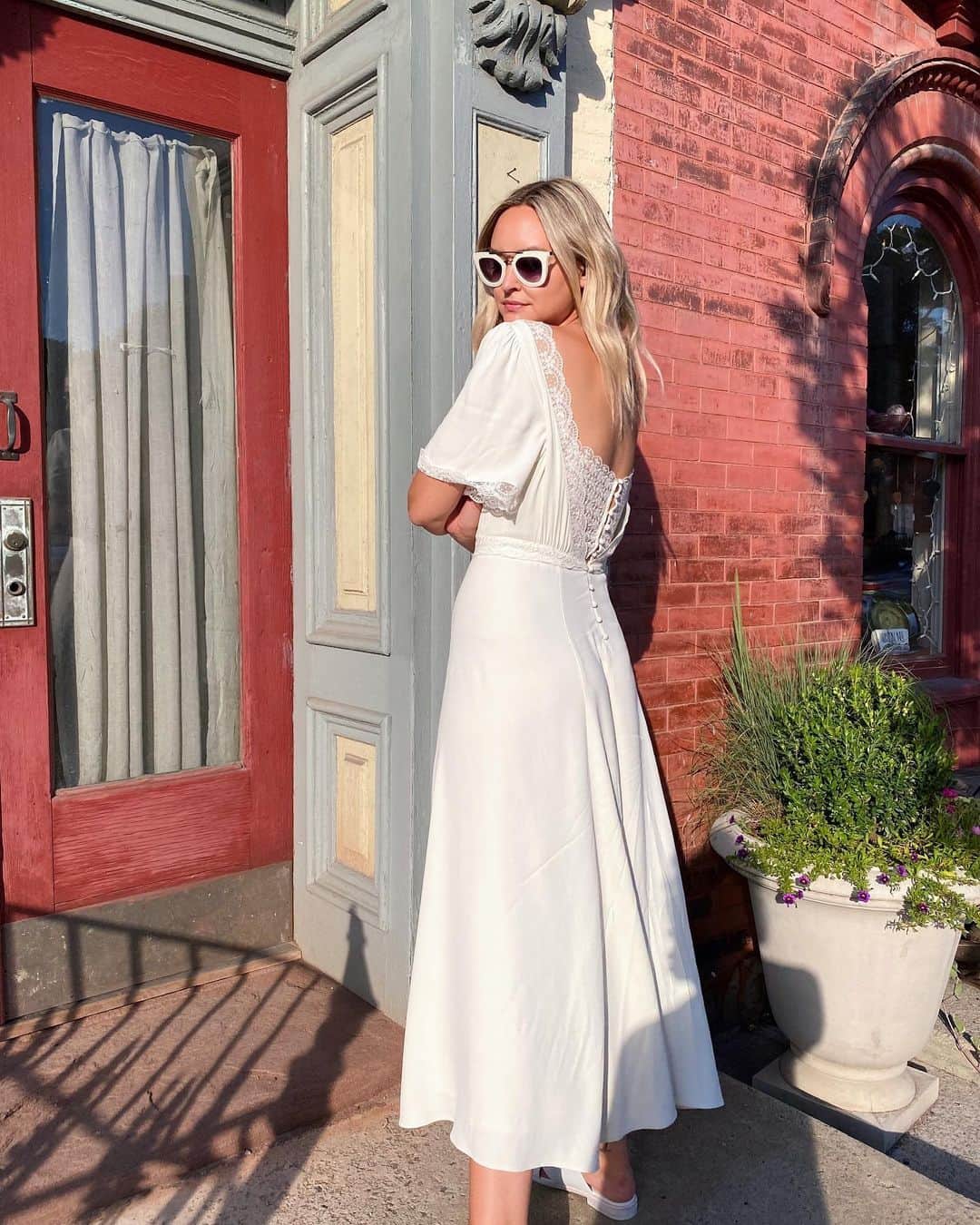 リズ・チェルカソワのインスタグラム：「Enjoying this small town life. If you’re wondering what I’ve been up to, my dearest friend started a new business and opened up a store in upstate New York @shopunracked. She asked me to come out and help her. Now I’m falling in love with this charming place and most likely moving up for a bit. Hoping this will be the perfect environment to focus on my new found love of growing my own food and incorporating that into my passion for cooking. 🌿💚🌱」