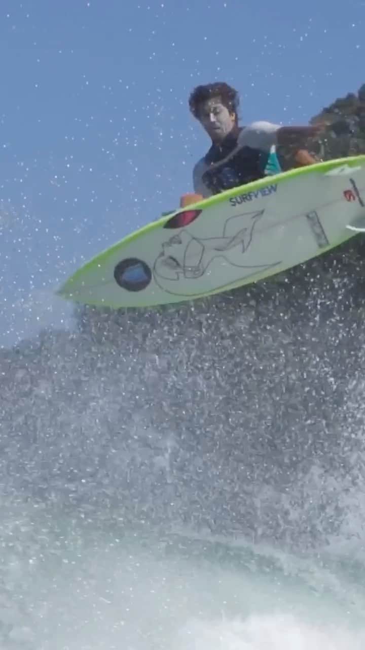 ミグエル・プッポのインスタグラム：「Sol, água salgada e a mata atlântica🍃🌊🙏 (🎥: @henriquepinguim ) #mardocelar」