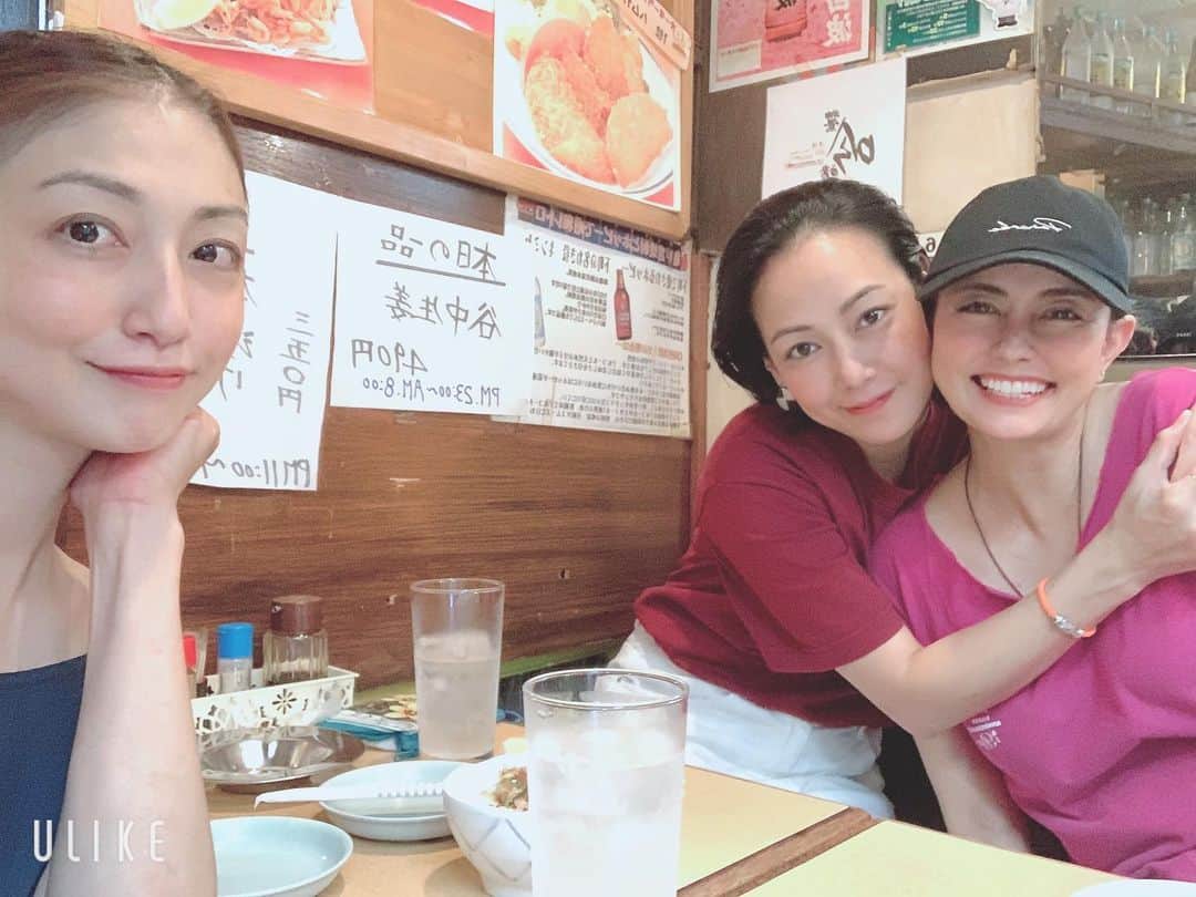 のインスタグラム：「おはよう☀ 今日も元気に朝活！ 写真は最近ようやく会えたメンバー！会えてからよく一緒にいる！いつも昼間会って夕方解散メンバー！ たまーに夕方過ぎちゃうくらい楽しくなります！ @ami_nakagawa_  @hitomi4846  @erichin73  #中川愛海 #一日一回カンパイ」