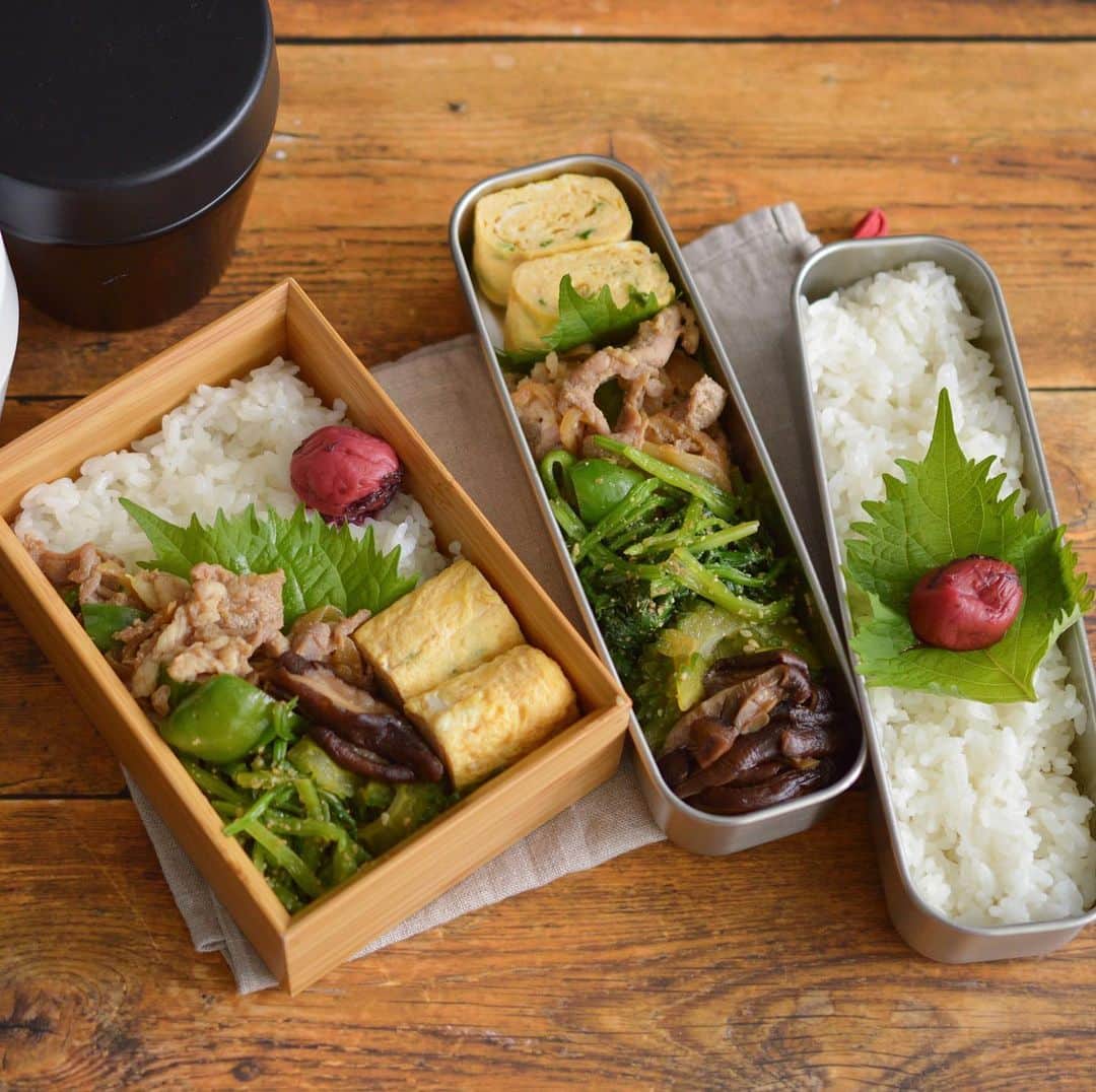 yukiyoのインスタグラム：「2020.8.6* ・ 今日のお弁当 ・ 梅干しごはん ネギ入り玉子焼き #下味冷凍 生姜焼き ほうれん草ごま和え ゴーヤにんにく醤油漬け 椎茸甘煮 お湯を入れる味噌汁つき #色あいイマイチ ・ ・ ・ 今週末三連休なんですね。 ・ けんさん土曜日午前はテニスの練習 からの休日出勤 ・ 日曜日はテニスの試合 からの実家へ泊まり からの月曜休日出勤 ・ ・ え。 ・ ・ #いつもの通り ・ ・ 私は三連休をどう過ごそうか 今日から考えます笑 ・ ・ ・ #お弁当 #obento #bento #lunch #lunchbox #onthetable #japanesefood #暮らし #曲げわっぱ #lin_stagrammer #ロカリ #おうちごはんLover #マカロニメイト #IGersJP」