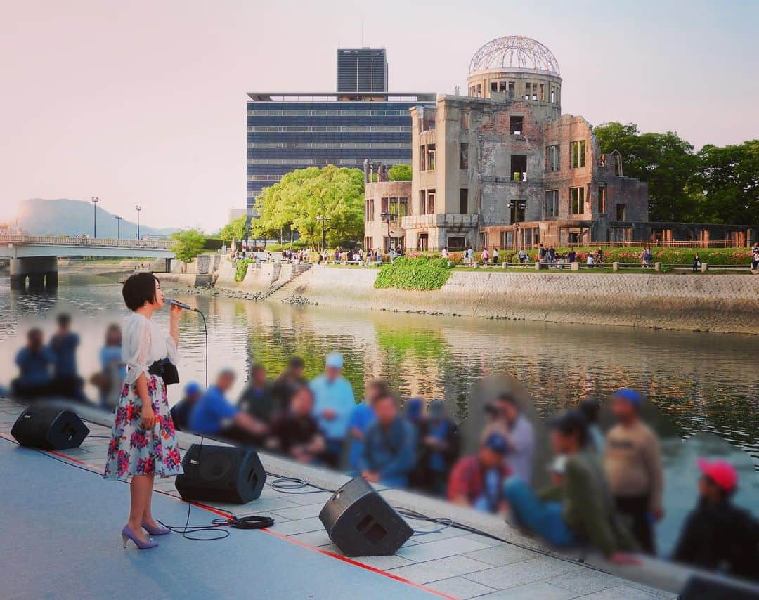 神園さやかさんのインスタグラム写真 - (神園さやかInstagram)「私の故郷・広島。 原爆投下から75年目を迎えました。  8時15分に黙祷。 今日は平和について思いを馳せる日にしたい。 今ある平和に感謝を。  そして世界中が平和になりますように。  今年はコロナで中止になってしまったフラワーフェスティバル。 昨年の原爆ドーム対岸で歌っている写真とともに。」8月6日 9時01分 - sayaka.kamizono