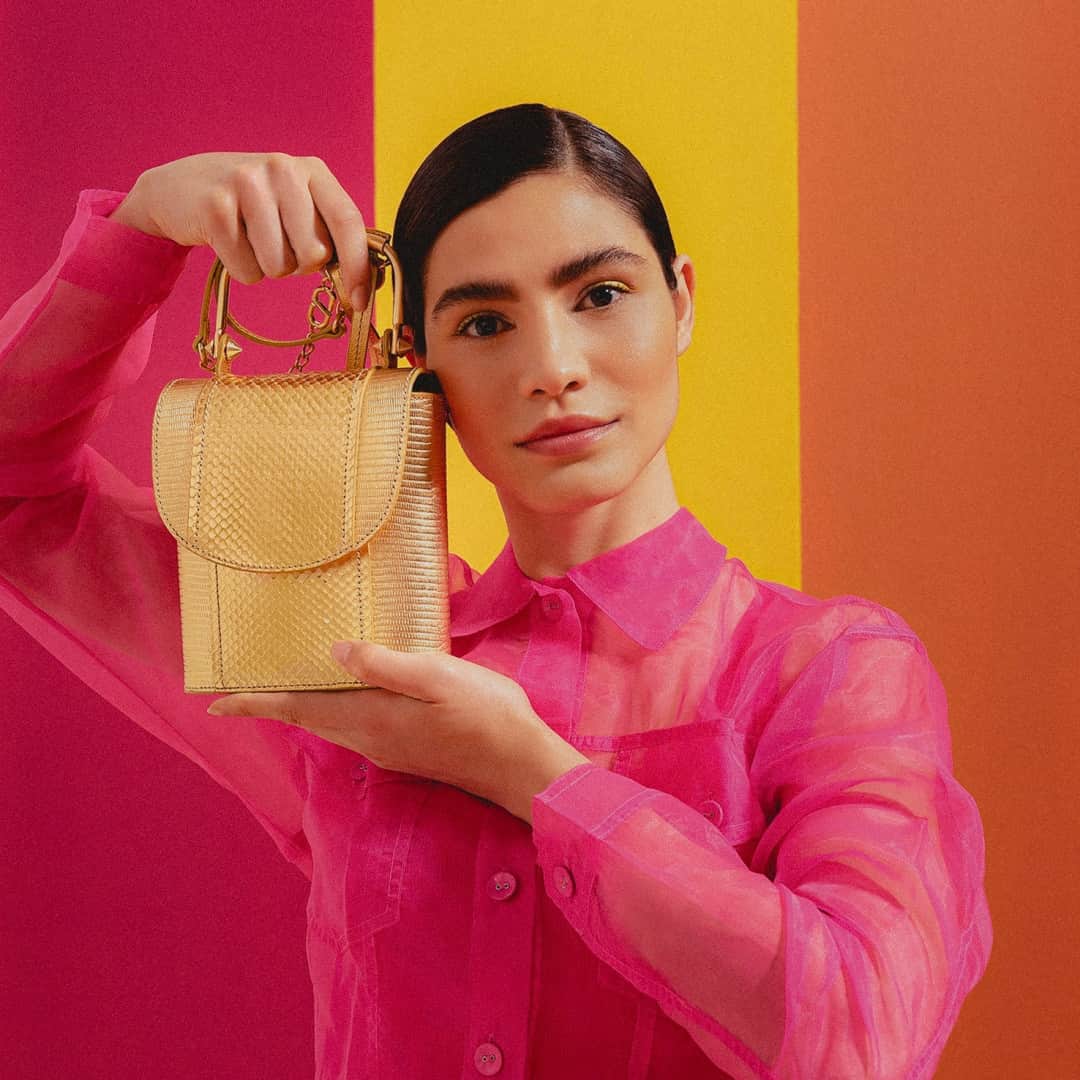 Schutzのインスタグラム：「SHINE ALL DAY WITH YOUR NEW CRUSH BAG ❤️ #newin #schutzcrush」