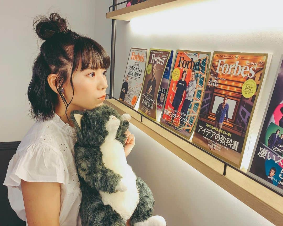 野村麻衣子のインスタグラム：「. 暑くなってきましたが、いかがお過ごしですか？✉️🌻 . . すっかり暮らしが変わってからあっという間に数ヶ月が過ぎてるんですね！びっくり！😷 . 私は、ライブやイベントでみなさんがすっごい楽しそうににこにこしている姿や、イベントで優しく、楽しそうに相槌を打ってくださる姿をふと思い出して、早くそんな景色がまたみたいな、いつも楽しそうに応援してくださるみなさんにお会いしたいな、なんて思ったり🍃 . . 近くでお会いすることは出来ませんが、私のことを応援してくれるあなたが、毎日楽しく過ごしていて、自分の好きなことにたくさん触れていて、嫌になったり疲れちゃうことも絶対あるだろうけど、それでも自分のことを大切にしていたら、いいな🛌 「何もかもいやだーー！😫」ってなったら私は好きなことを一個ずつ思い出したりしています✍️サウンドオブミュージックの、My favorites thingsみたいに🐈 . . 自分に優しく！これは私との約束です！☝️ 自分であることがそれだけで素晴らしいんだから！(って落ち込んだ時友達に教わりました😌) . . よい夏を！🏄‍♂️」