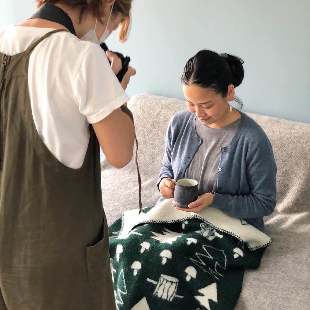 ecomfort（エコンフォート）さんのインスタグラム写真 - (ecomfort（エコンフォート）Instagram)「日本総輸入元　KLIPPANの撮影風景をご紹介📸  2020年の秋冬コレクションの撮影をいたしました！  外は炎天下の中、ウールの撮影…  でも、モデルのスタッフは汗をかかずに涼しげな表情 女優さんのようでした😆  今回は新しくプロのカメラマンを目指している方に撮影を依頼  素敵な写真がたくさん撮れました🙌🏻  皆様に早くお披露目できる時が楽しみです！  . . ✎プロフィールから詳しいサイズやお値段などの情報をご覧頂けます→@ecomfort_eoct . #ecomforthouse🏠 宮下織絵  #エコンフォート #ecomfortHouse #サスティナブル #サスティナブルショップ #エコ　#サスティナブルな暮らし #暮らしを楽しむ #丁寧な暮らし #おうち時間をもっと快適に　#おうち時間をもっとたのしく #おうち時間 #テレワーク #リモートワーク #在宅勤務　#北欧 #今日の買い物が未来を変える #ホームデトックス　#KLIPPAN #クリッパン #しあわせを紡ぐクリッパン #アニマルウェルフェア #肌掛けブランケット  #寝具 #ソファカバー　#ウール　#スロー　#秋冬コレクション」8月6日 9時06分 - ecomfort_eoct