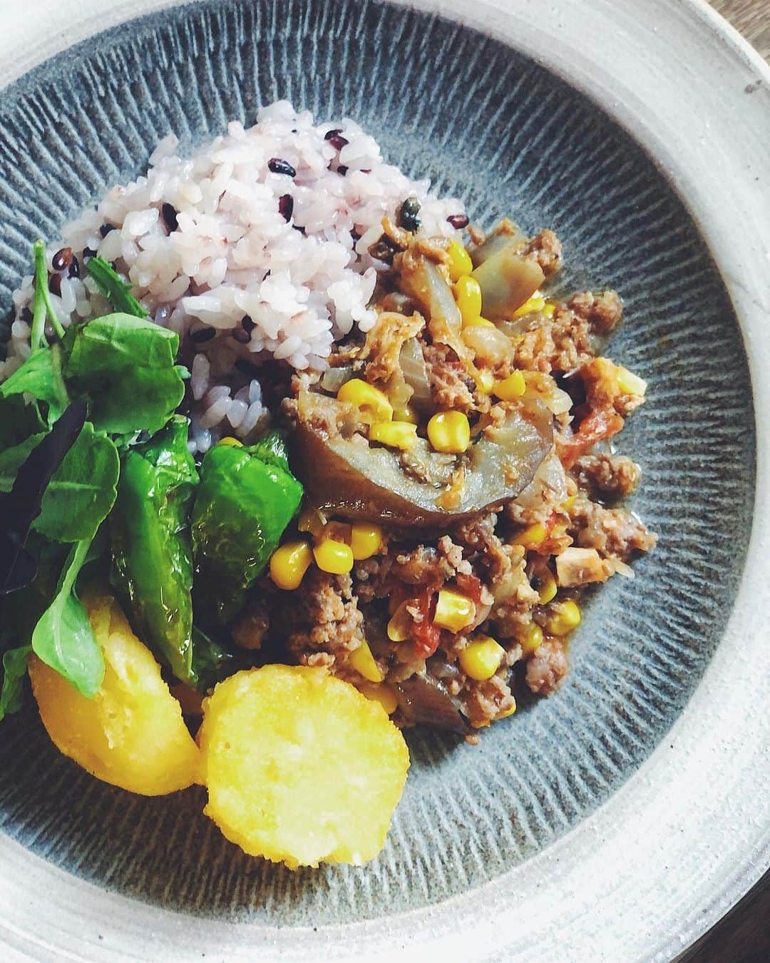 宇藤えみさんのインスタグラム写真 - (宇藤えみInstagram)「美味しい夏野菜で作った親子ごはん カレーを作ろうと思ったら まさかのカレー粉がなく… サバ缶を使ってカレー風に。 器 @finna.jp で出会った翁明窯元のうつわ #親子ごはん#食と器#夏野菜」8月6日 9時08分 - emiuto