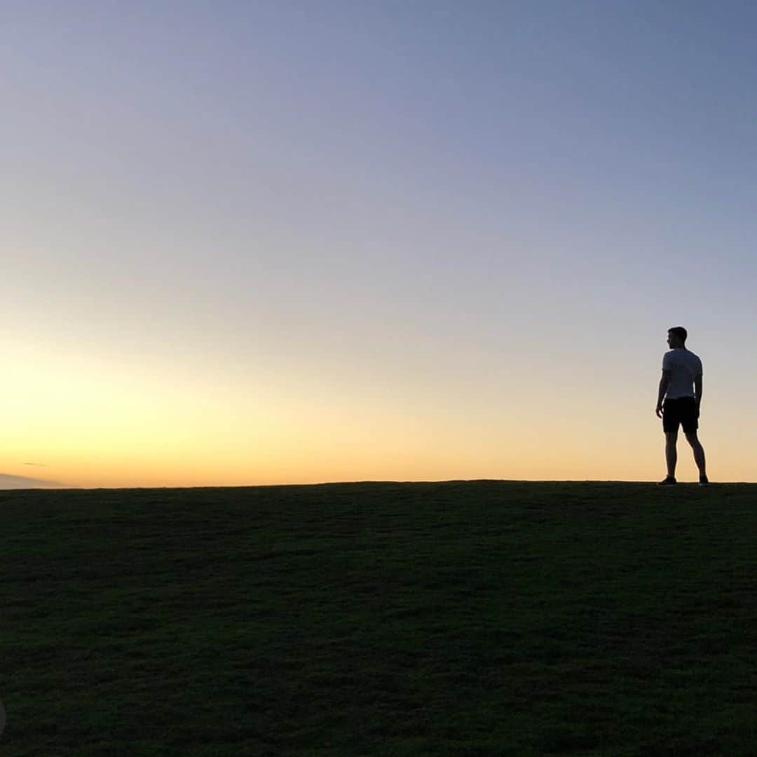 エリック・ラドフォードのインスタグラム：「What’s your favourite time of day?  Mine is Golden Hour. There is a vibe of serenity where day meets night; an ending and a beginning... What about you?☀️🌅  #GoldenHour #summervibes #newbeginning #brighterdays #nature #serenity #goodvibes」