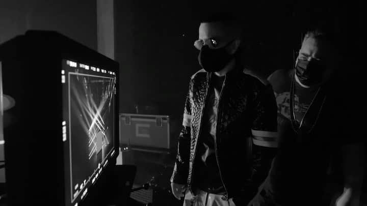 ヤンデルのインスタグラム：「Mi gente ya disponible el BTS de #NoTeVayas en mi canal de @Youtube (link en mi story) @jbalvin @elasticpeople @yentertainmentmusic #DetrasDeCamara #QuienContraMiParte2 #QCM2」