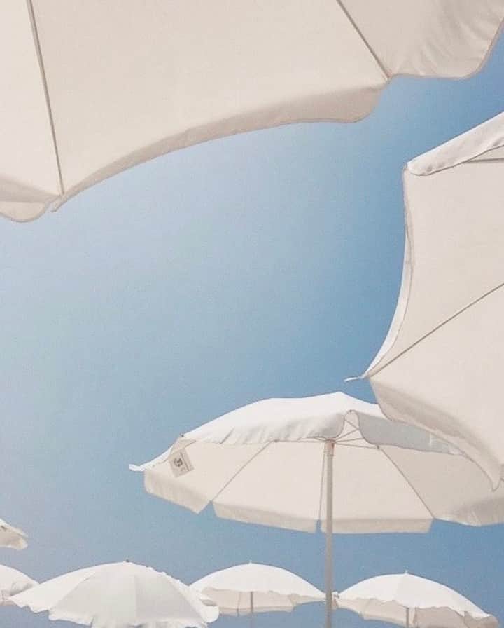 のインスタグラム：「A midsummer’s dream... #barefootdreams」