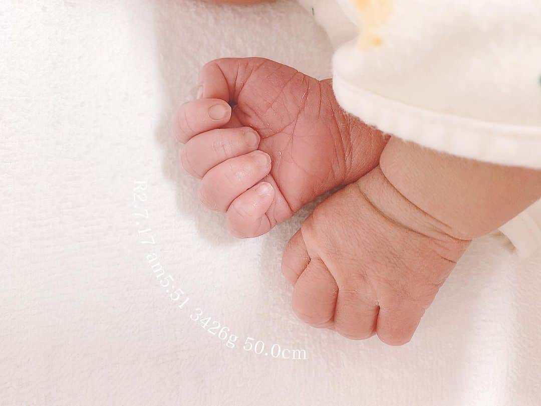 さっぴちゃんのインスタグラム：「... . がっくんが産まれてもう20日👶🏼🖤 . 初めての育児で余裕がなかったあかりの時より 新生児を育てる貴重な時間と楽しさそのものを、 まるっと楽しめてる毎日🤱♡♡♡ . どギャン泣きしてても、もはやあかりの 1年と数ヶ月ほぼ毎日続いたハイパー夜泣きの ボリュームに比べたら可愛いもんよ🙊(笑) . 昨日は2週間検診♡と言ってももう3週間ですが☺️ 3426g→4107g ママから産まれたと思えないくらい どっしりしてるわねと助産師さん🤣(笑) . 体重増えすぎかしら。と思ったけど、母子手帳を 見返したらあかりとそんなに変わらずで👧🏼🎀 . 大きく産まれてる分大きくしないといけないから 大丈夫よ〜🙌と言われたのでとりあえず一安心♡ . . ………………………………(♡)……………………………… .」