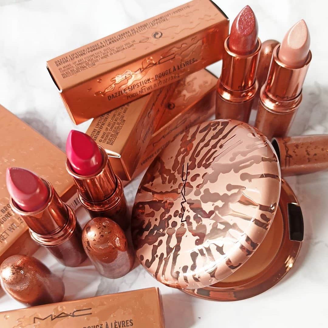 M·A·C Cosmetics Hong Kongさんのインスタグラム写真 - (M·A·C Cosmetics Hong KongInstagram)「𝙋𝙍𝙊𝙅𝙀𝘾𝙏 𝙓全港首發 #蜜糖假期 限量夏日彩妝系列！ 以波光壓紋配搭蜜糖金屬色包裝☀️ 載以自製IG仿曬濾鏡法寶修容粉，搭配火熱限定唇色，讓你擁有被陽光親吻般光澤蜜糖肌！ 安坐家中都可以享受夏日渡假嘅感覺！☀️ 鎖定 @maccosmeticshk，我地即將為你揭曉購買方法！ Stay tuned.  Stay 𝙓cited.  Product mentioned: M·A·C PROJECT X Vol.002 [Sun-Kissed Vacation] - HK$450 #MACProjectX #PROJECTX開箱 #蜜糖假期 #MACLovesSummer #MACHongKong Regram from @cecily_s_world  Bring the beach right to your backyard! Time to meet our M·A·C Bronzer Collection! ☀️  With the bronzed honey package embossed with beach waves, get your Golden Hour filter ready with Radiant Matte Bronzing Powder. This next-generation bronzing powder effortlessly fakes a sunkissed look and gives you a slim face with dimension, thanks to translucent pigments and a baked, talc-free formula. 🌟 Match with your fav lip colors to create your 𝙓clusive Summer Vacation look! Eager to know more 𝙋𝙍𝙊𝙅𝙀𝘾𝙏 𝙓?  Stay tuned.  Stay 𝙓cited.」8月6日 9時48分 - maccosmeticshk