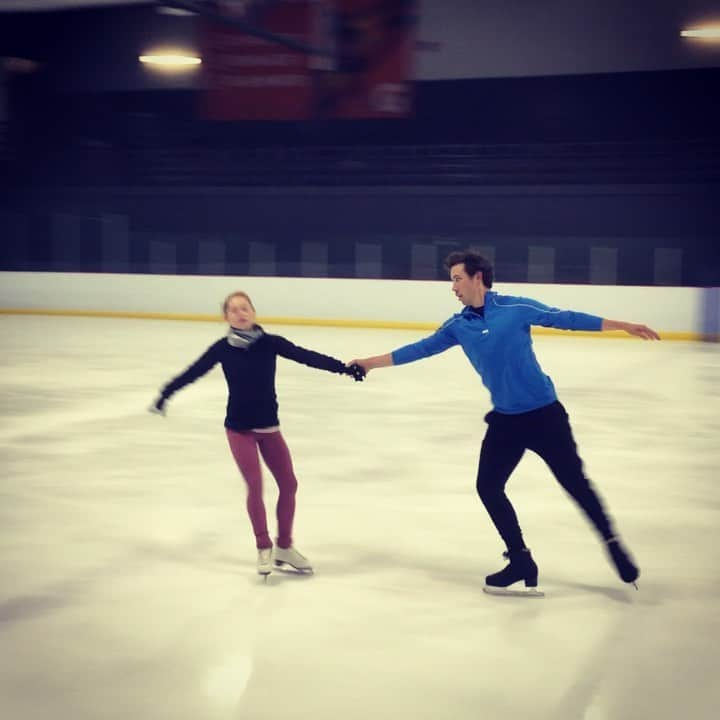 ナターシャ・ピュリッチのインスタグラム：「There is absolutely nothing I love more than being tossed across the ice. Shout out to @bryce.chudak  for being an expert tosser of small humans. #happytobebackatwork #figureskating #pairs #patinagequebec #flying」