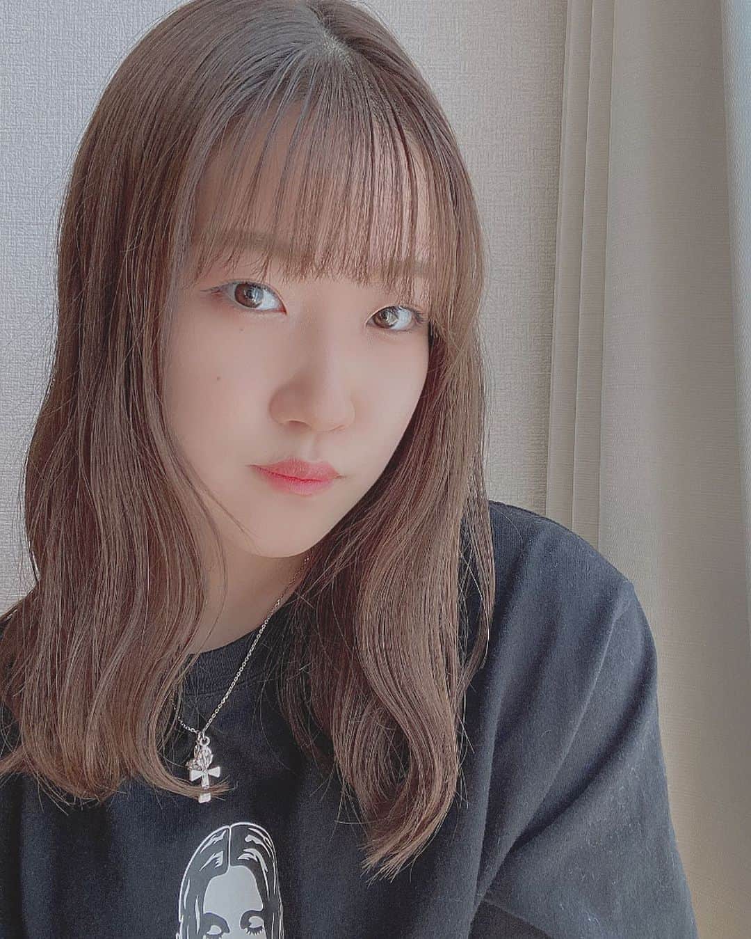 のインスタグラム：「︎︎☺︎﻿ 今日の髪型と服〜﻿ (黒Tだからケバケバちょと目立つ許してください) ﻿ #ヘアアレンジ #ウェーブヘア #ミディアムヘア﻿ #xgirl #xgirl_ootd #ootd #fashion」