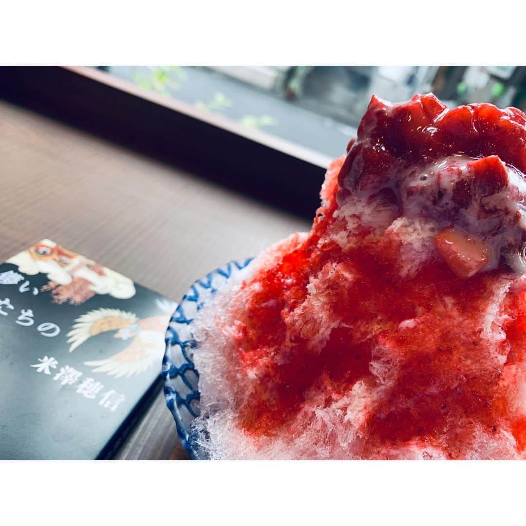 御堂耕平のインスタグラム：「・ 本を片手に今年はじめてのかき氷を食べました🍧 ・ こんな夏の過ごし方が理想🍧 ・ みなさんは もうかき氷食べたかな？🍧」